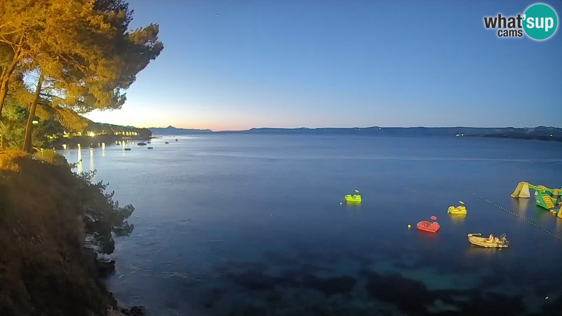 Spletna kamera Plaža Potočine Bol – Pogled v živo na plažo Borak, otok Brač