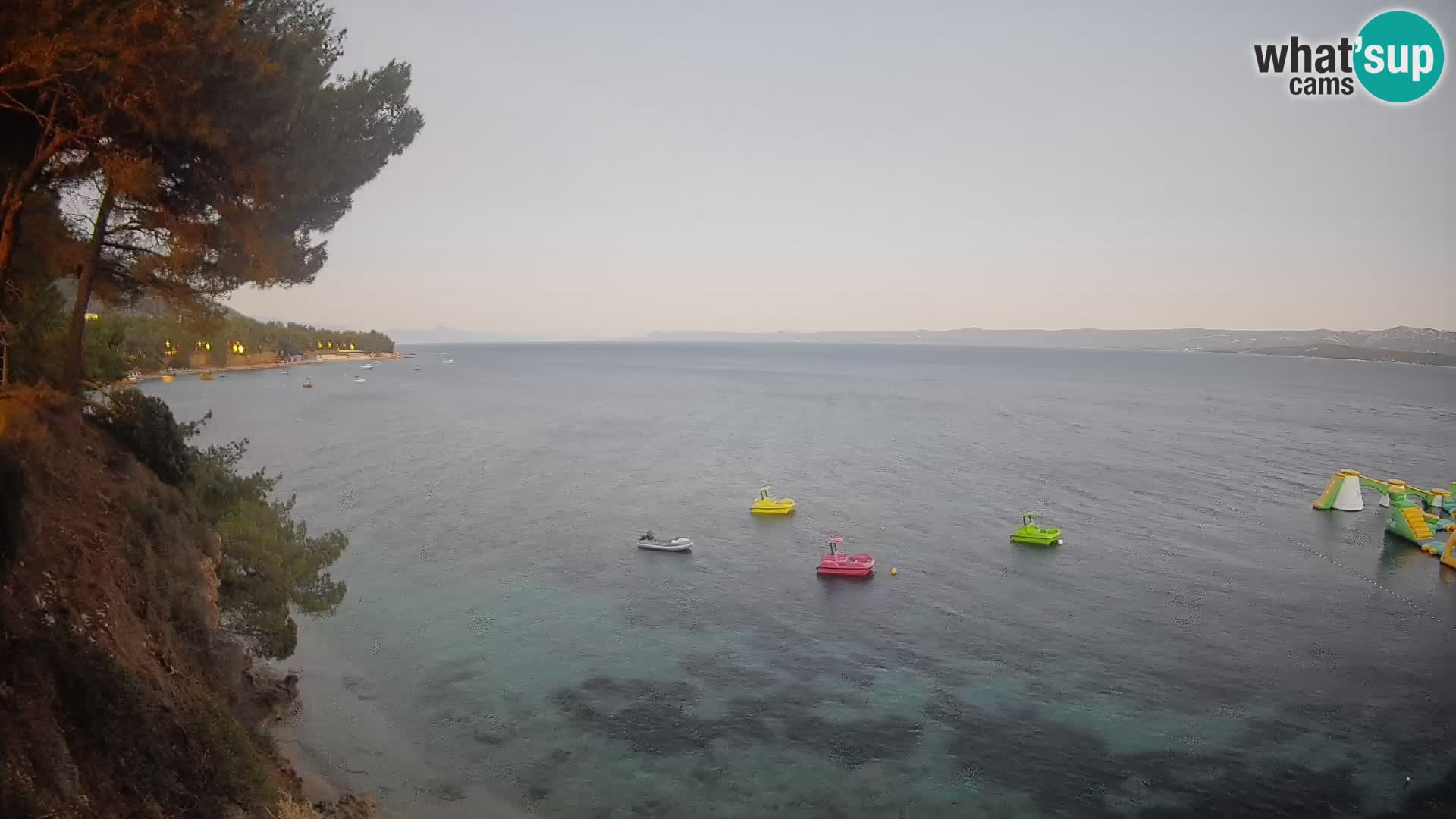Spletna kamera Plaža Potočine Bol – Pogled v živo na plažo Borak, otok Brač