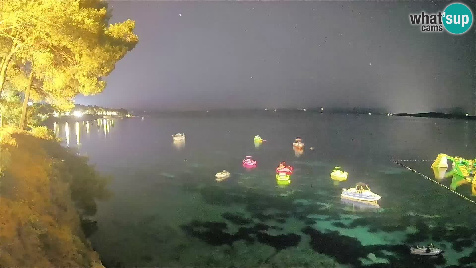 Spletna kamera Plaža Potočine Bol – Pogled v živo na plažo Borak, otok Brač