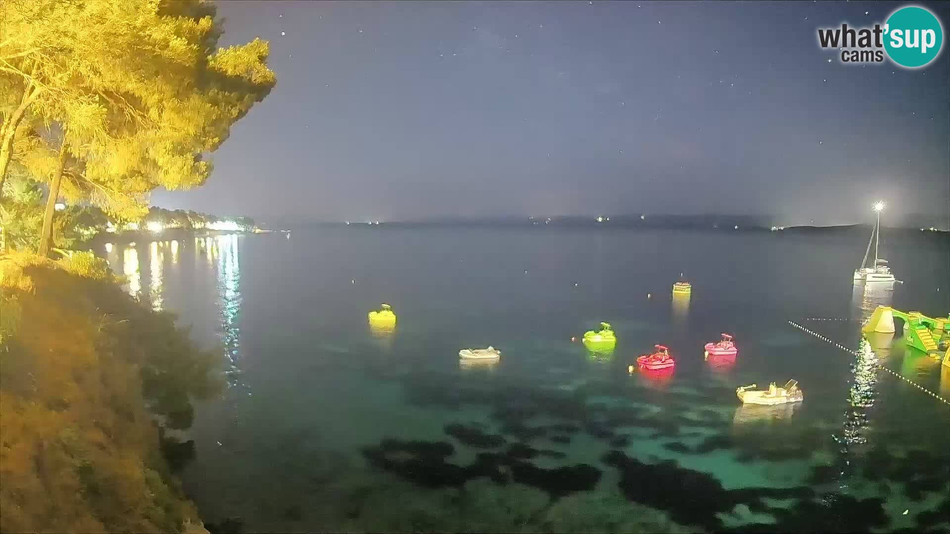 Spletna kamera Plaža Potočine Bol – Pogled v živo na plažo Borak, otok Brač