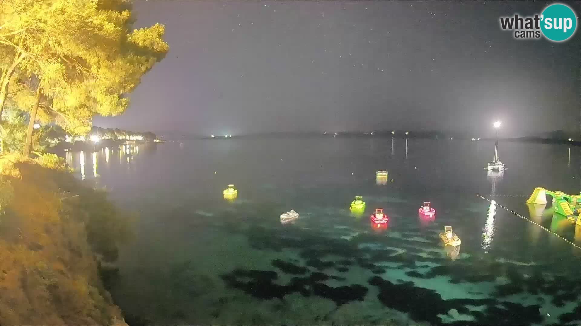 Spletna kamera Plaža Potočine Bol – Pogled v živo na plažo Borak, otok Brač