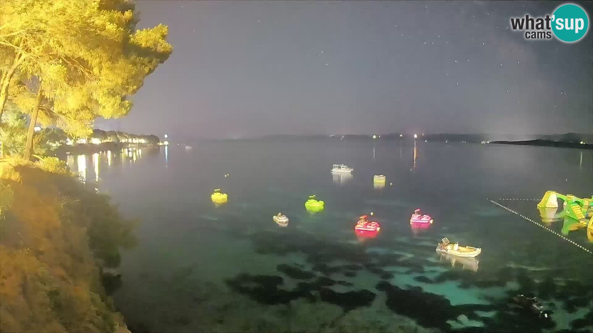 Spletna kamera Plaža Potočine Bol – Pogled v živo na plažo Borak, otok Brač