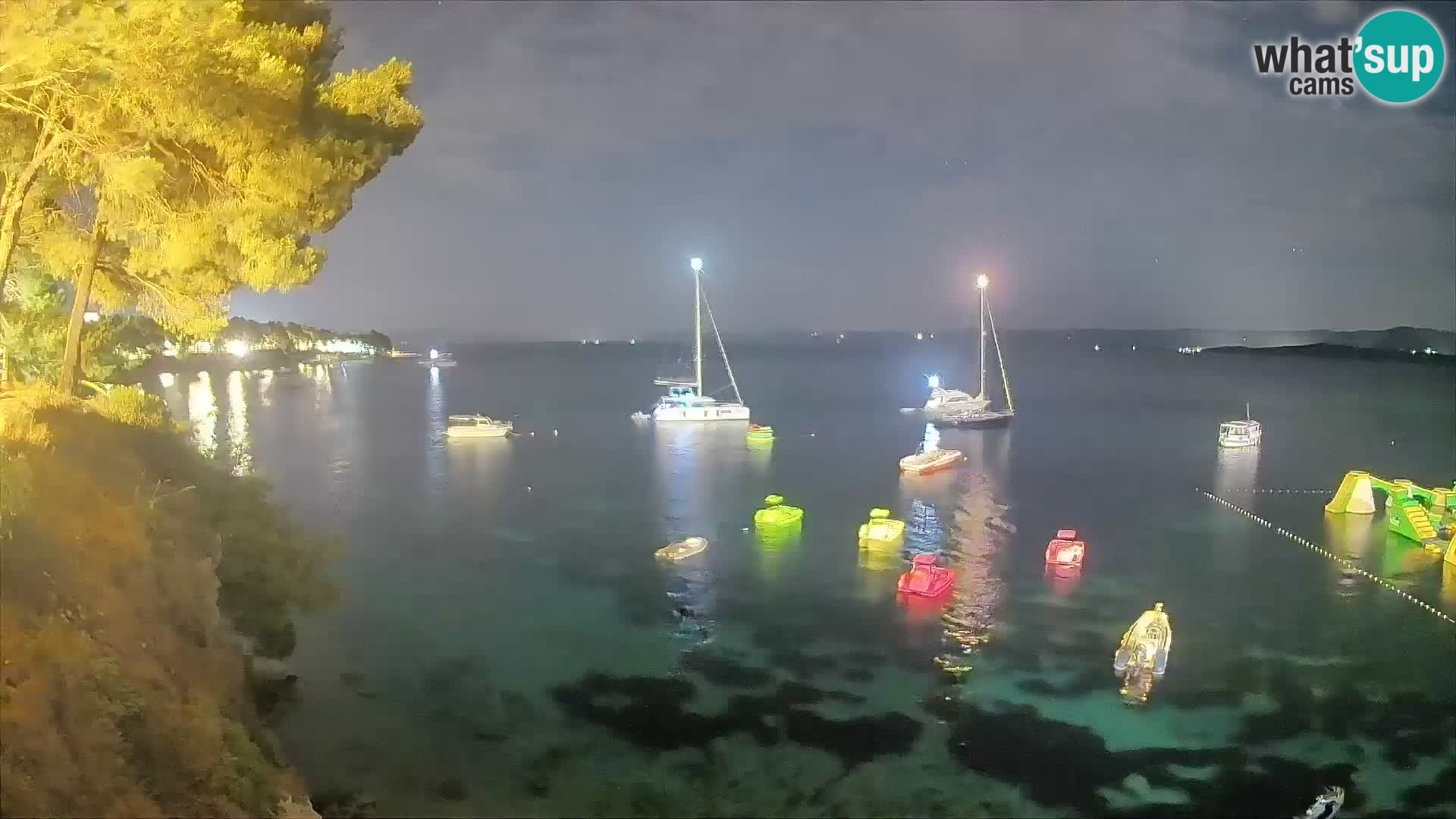 Spletna kamera Plaža Potočine Bol – Pogled v živo na plažo Borak, otok Brač
