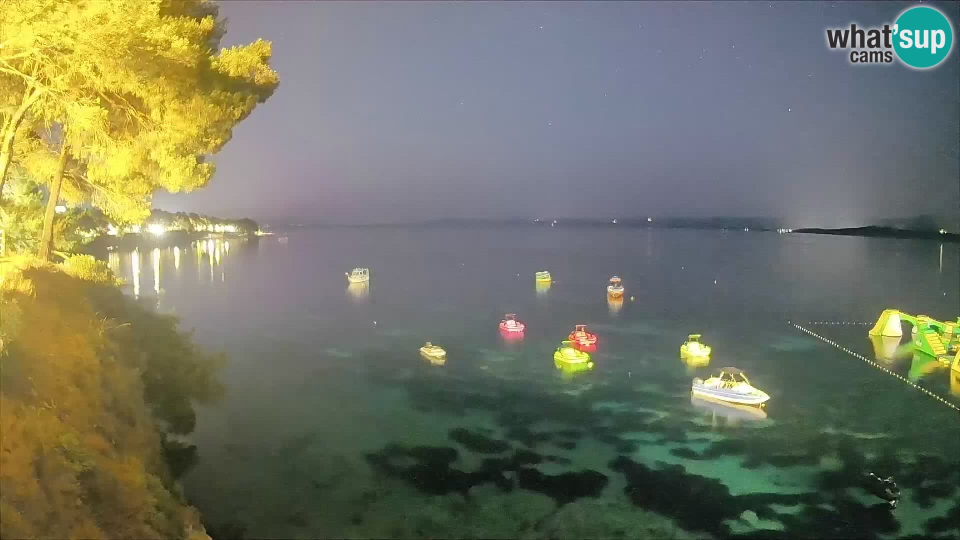 Spletna kamera Plaža Potočine Bol – Pogled v živo na plažo Borak, otok Brač