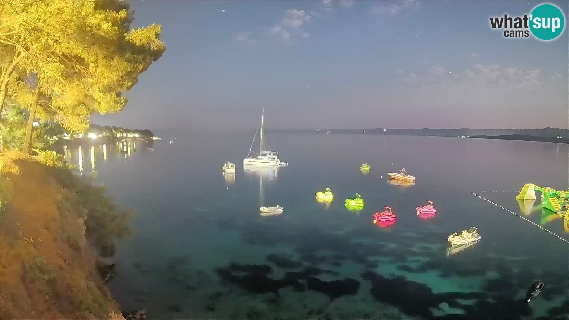 Spletna kamera Plaža Potočine Bol – Pogled v živo na plažo Borak, otok Brač
