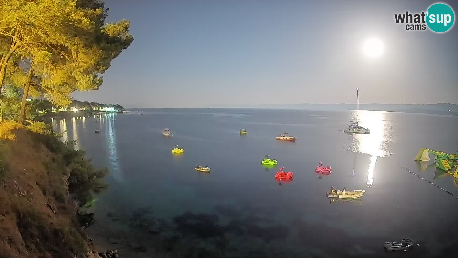 Spletna kamera Plaža Potočine Bol – Pogled v živo na plažo Borak, otok Brač