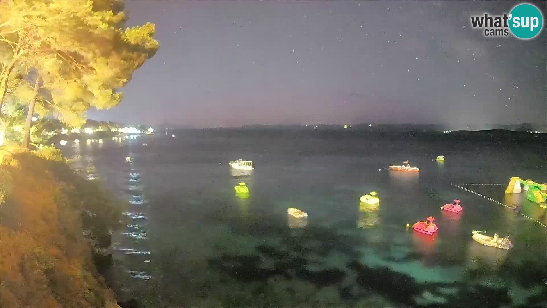 Spletna kamera Plaža Potočine Bol – Pogled v živo na plažo Borak, otok Brač