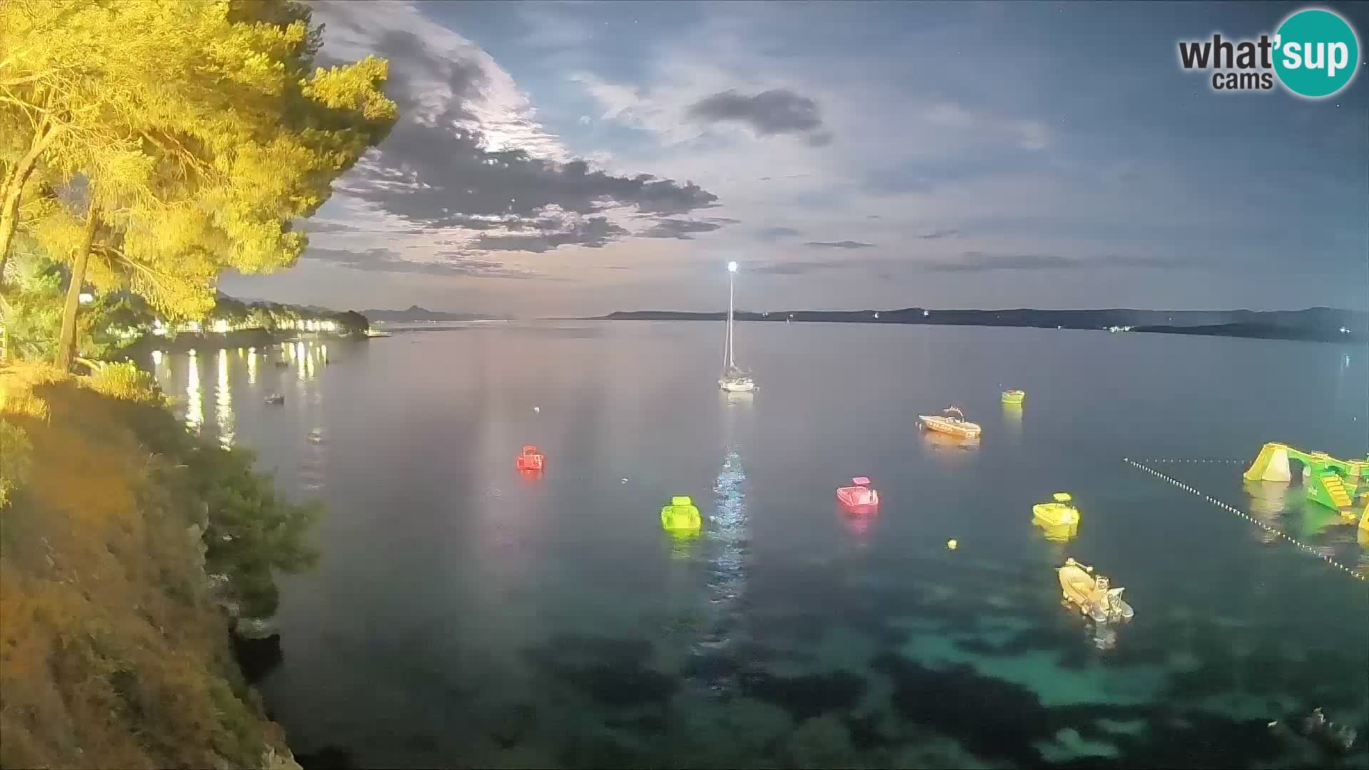 Spletna kamera Plaža Potočine Bol – Pogled v živo na plažo Borak, otok Brač