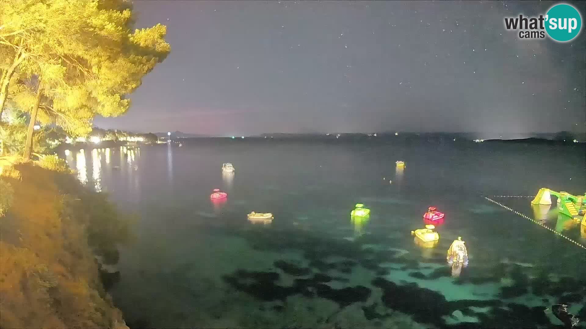 Spletna kamera Plaža Potočine Bol – Pogled v živo na plažo Borak, otok Brač