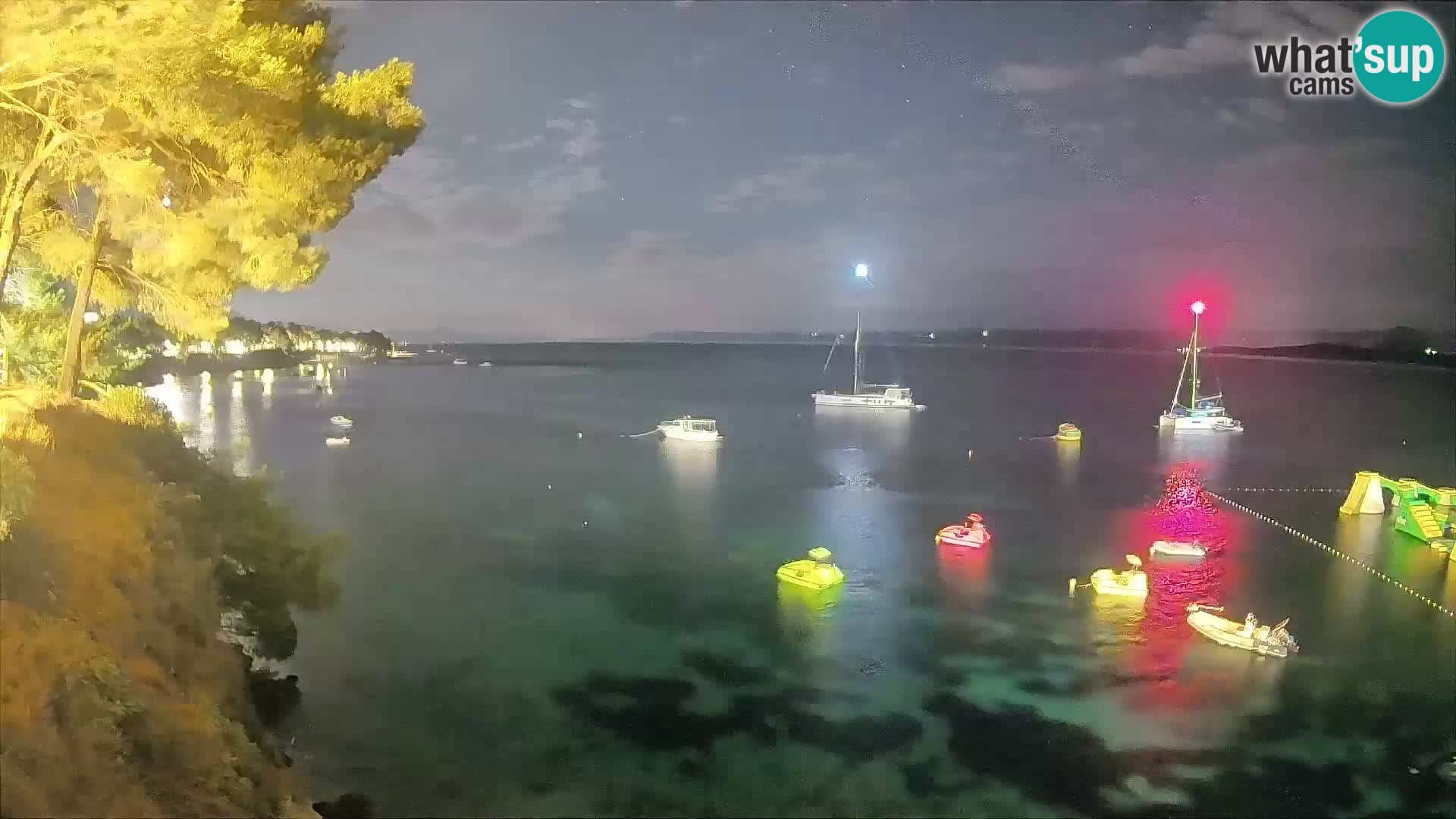 Spletna kamera Plaža Potočine Bol – Pogled v živo na plažo Borak, otok Brač