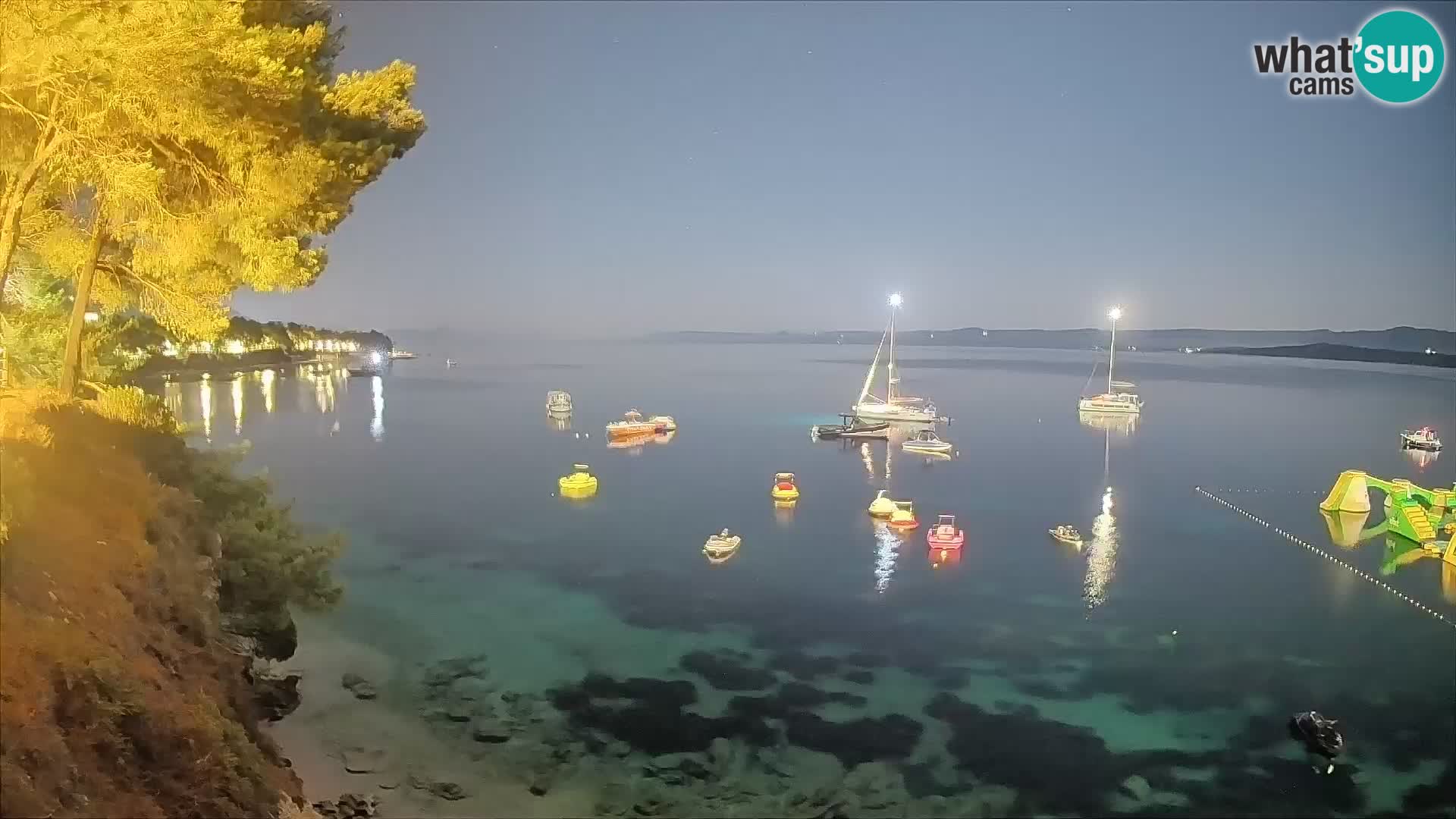 Spletna kamera Plaža Potočine Bol – Pogled v živo na plažo Borak, otok Brač
