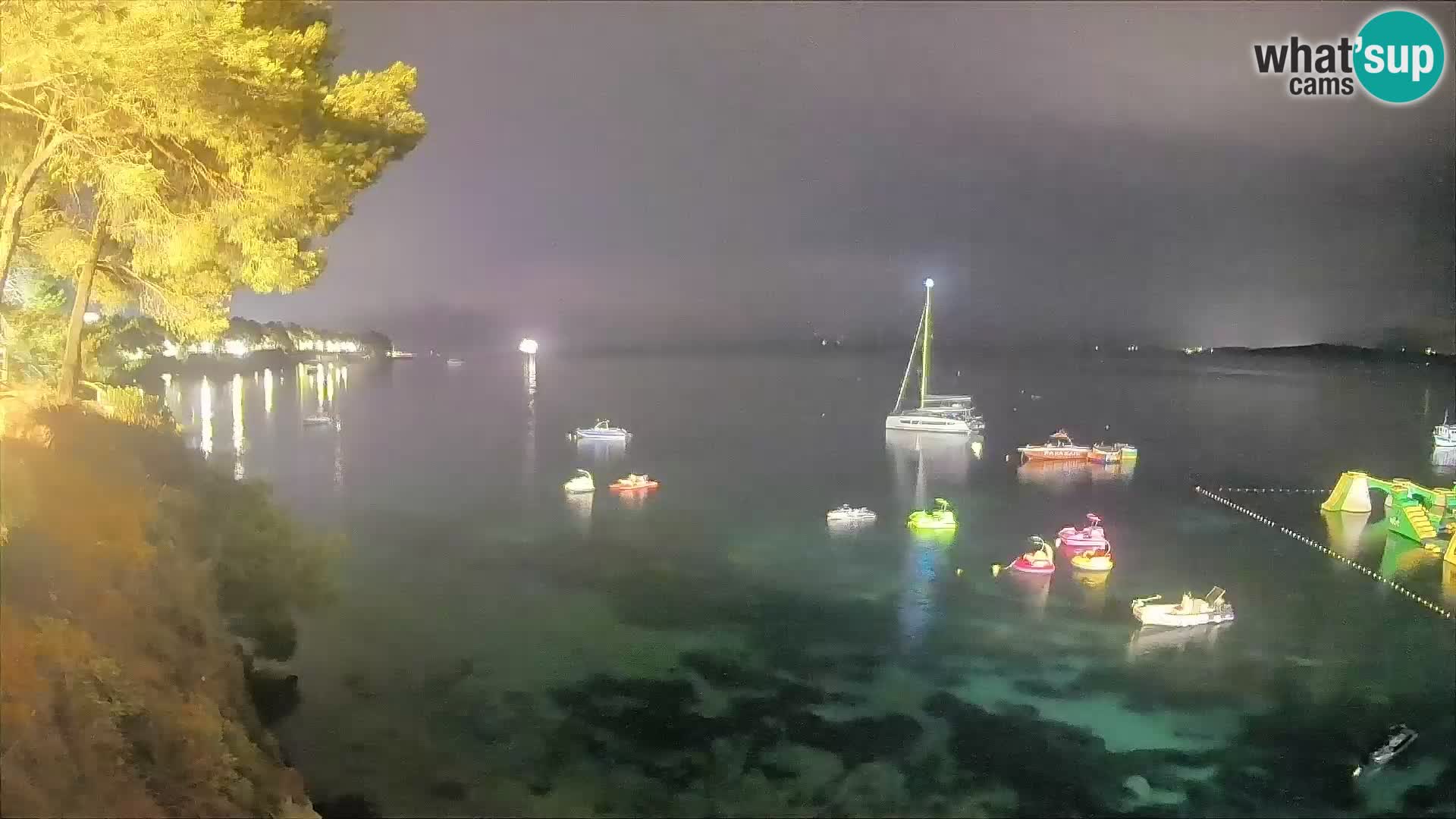 Spletna kamera Plaža Potočine Bol – Pogled v živo na plažo Borak, otok Brač