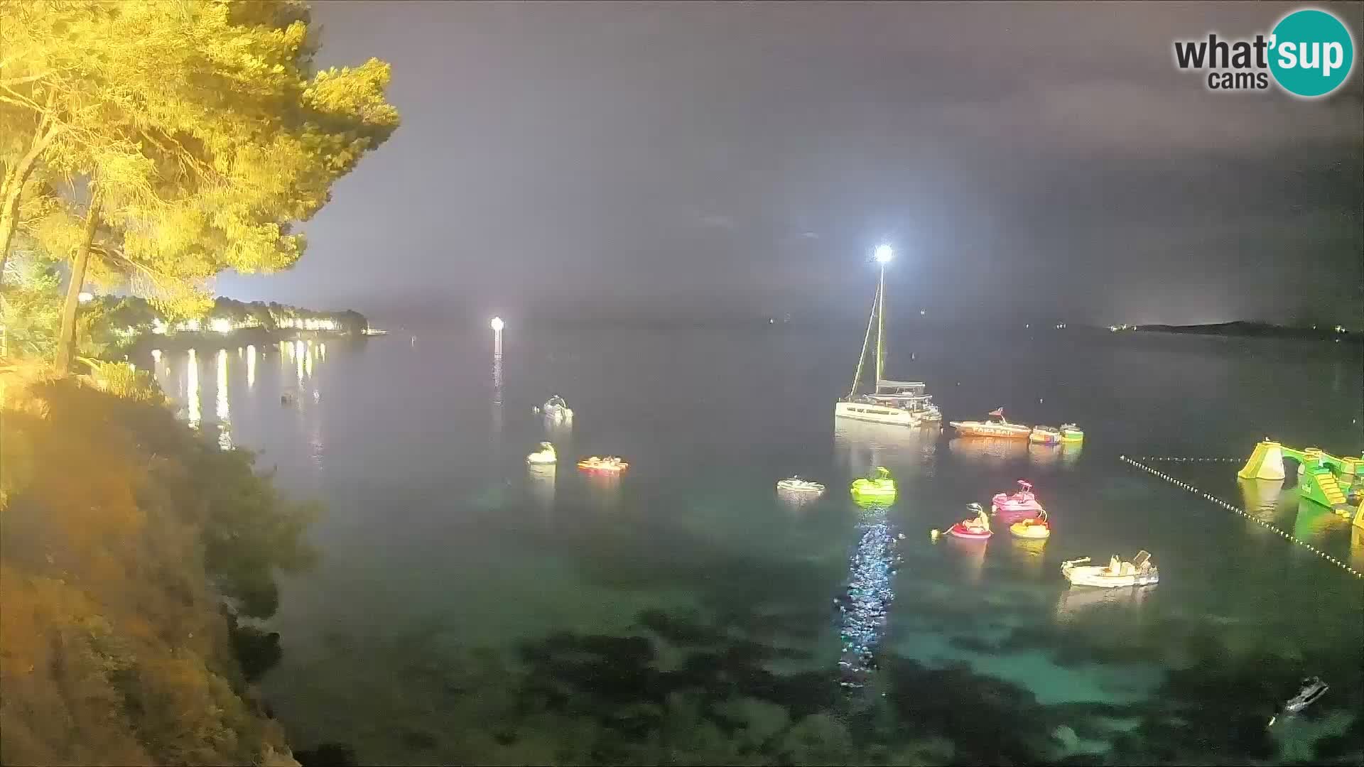 Spletna kamera Plaža Potočine Bol – Pogled v živo na plažo Borak, otok Brač