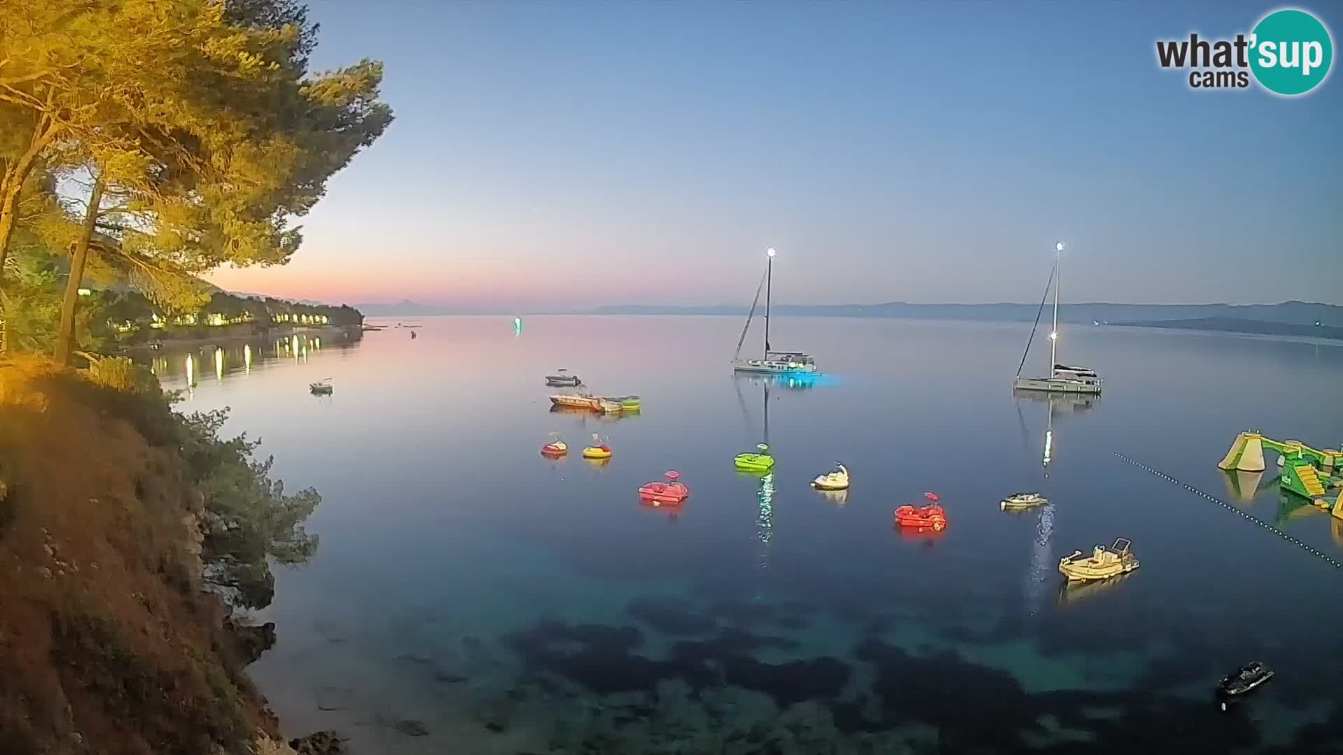 Spletna kamera Plaža Potočine Bol – Pogled v živo na plažo Borak, otok Brač