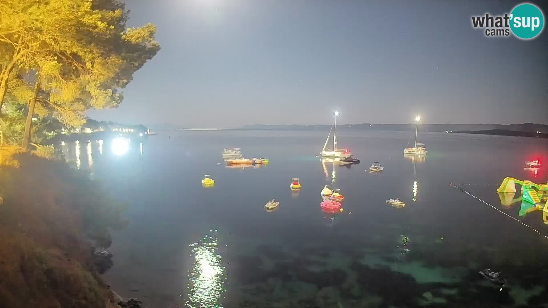 Spletna kamera Plaža Potočine Bol – Pogled v živo na plažo Borak, otok Brač
