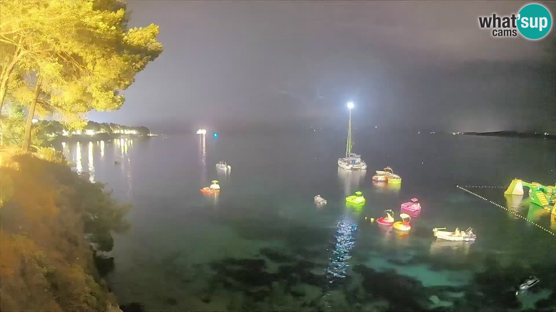Spletna kamera Plaža Potočine Bol – Pogled v živo na plažo Borak, otok Brač