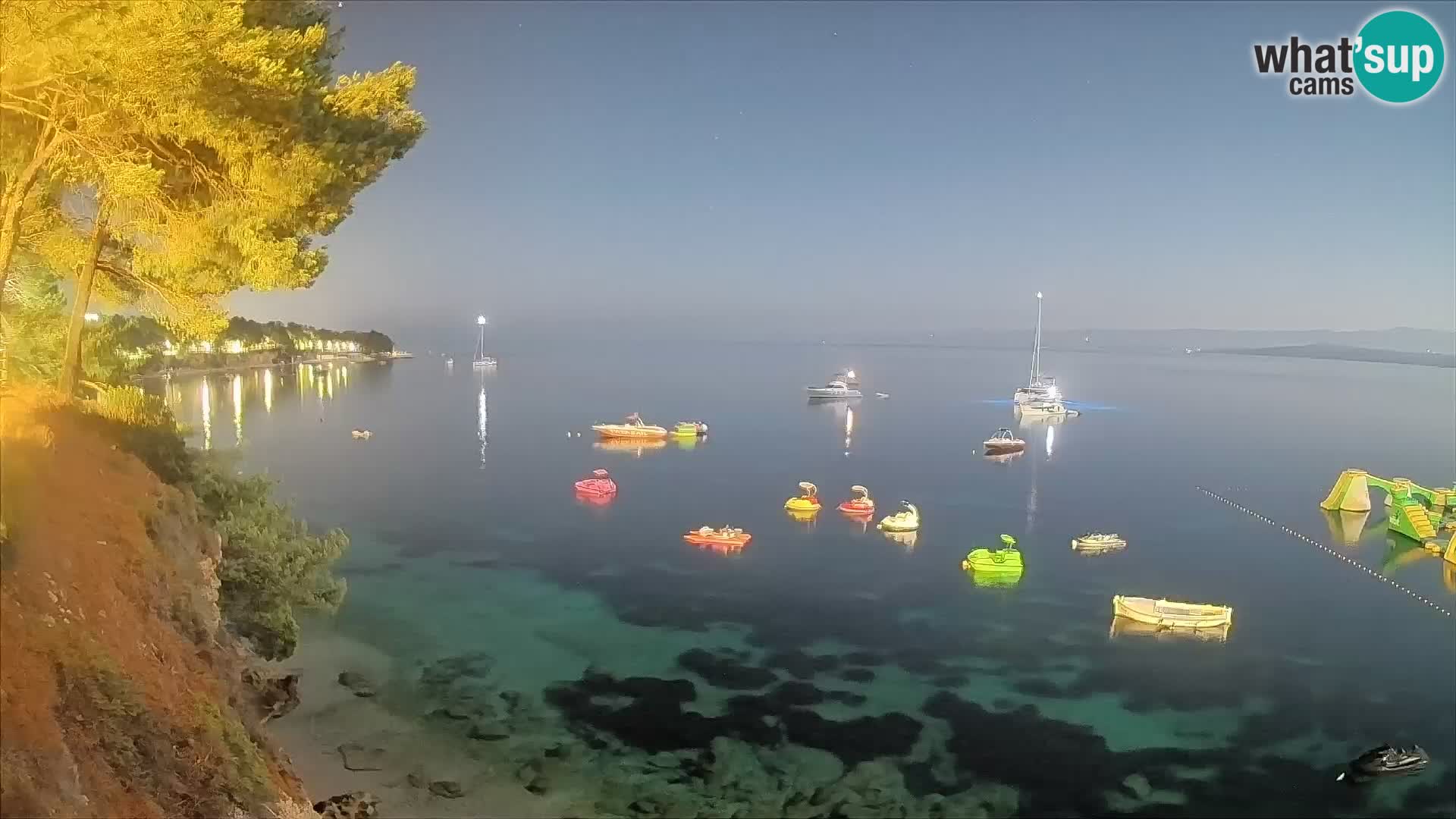 Spletna kamera Plaža Potočine Bol – Pogled v živo na plažo Borak, otok Brač