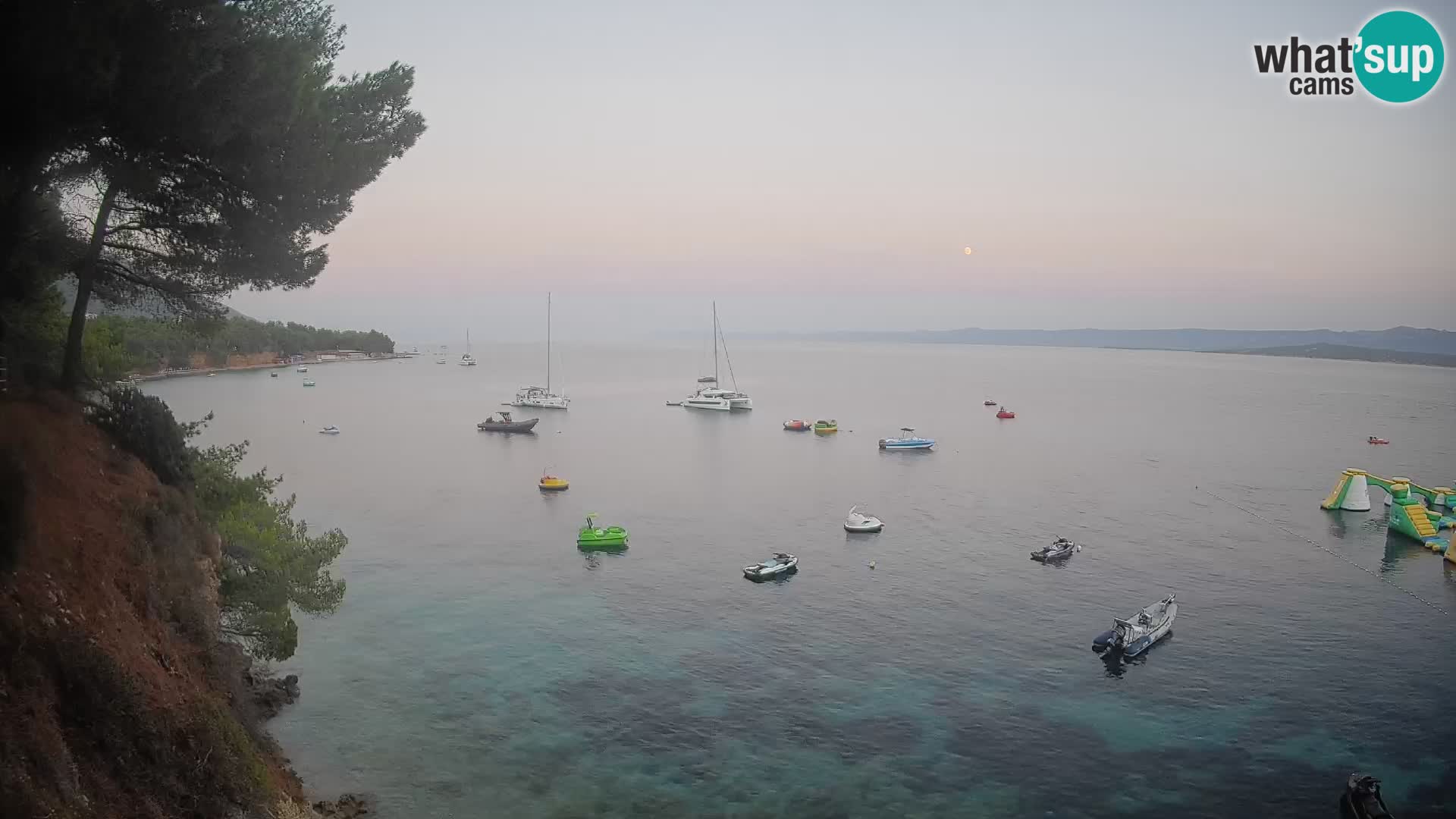 Spletna kamera Plaža Potočine Bol – Pogled v živo na plažo Borak, otok Brač