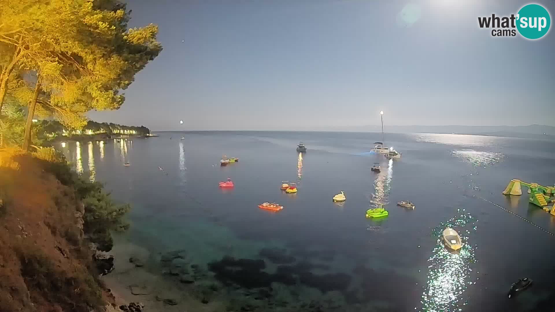 Spletna kamera Plaža Potočine Bol – Pogled v živo na plažo Borak, otok Brač
