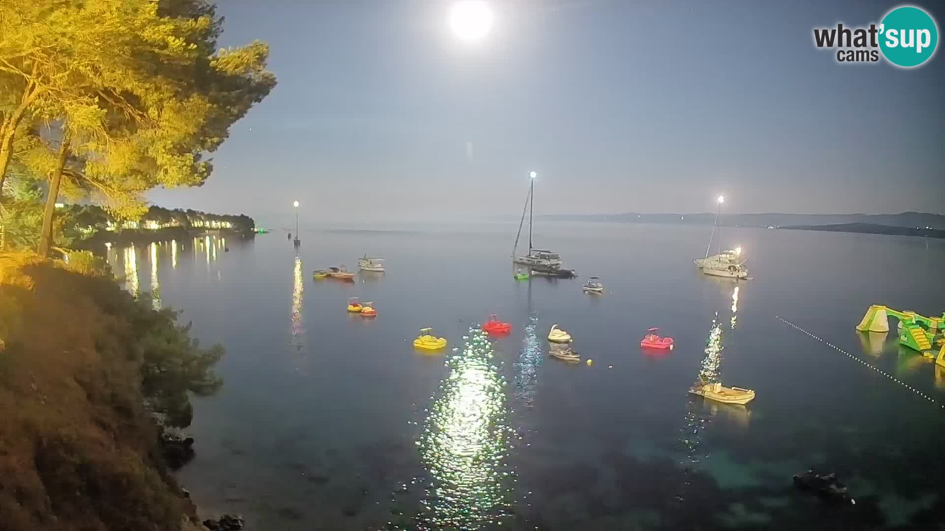 Spletna kamera Plaža Potočine Bol – Pogled v živo na plažo Borak, otok Brač