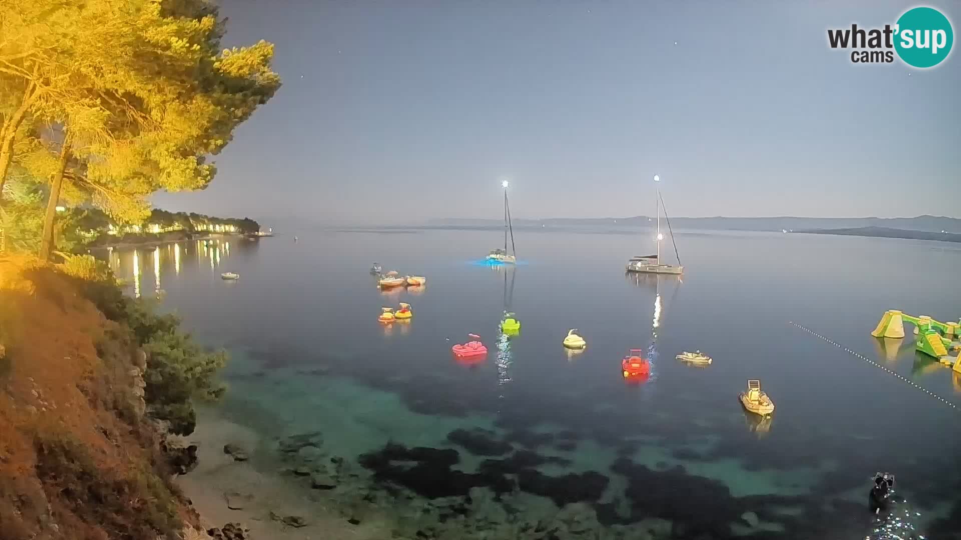 Spletna kamera Plaža Potočine Bol – Pogled v živo na plažo Borak, otok Brač