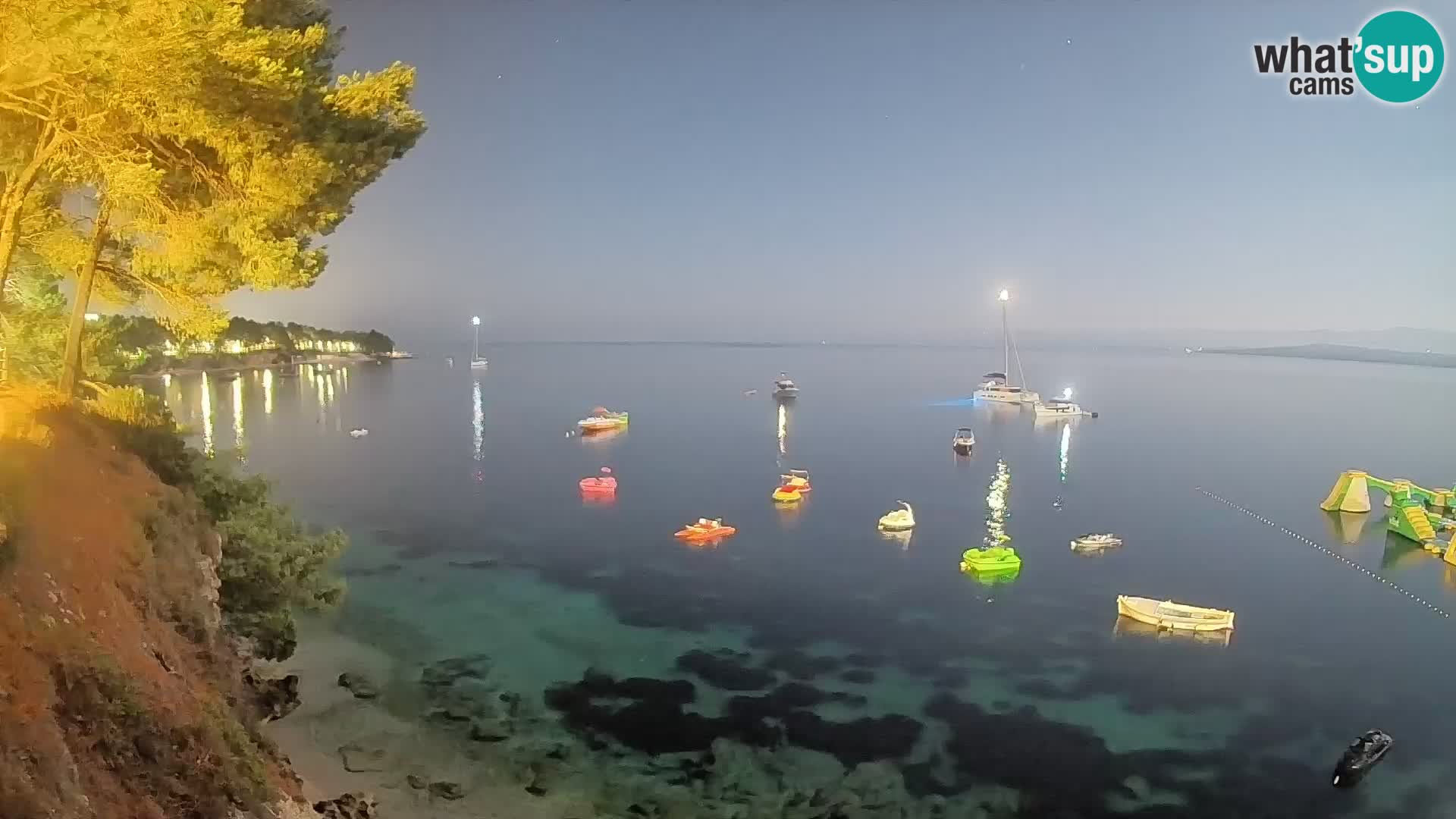 Spletna kamera Plaža Potočine Bol – Pogled v živo na plažo Borak, otok Brač