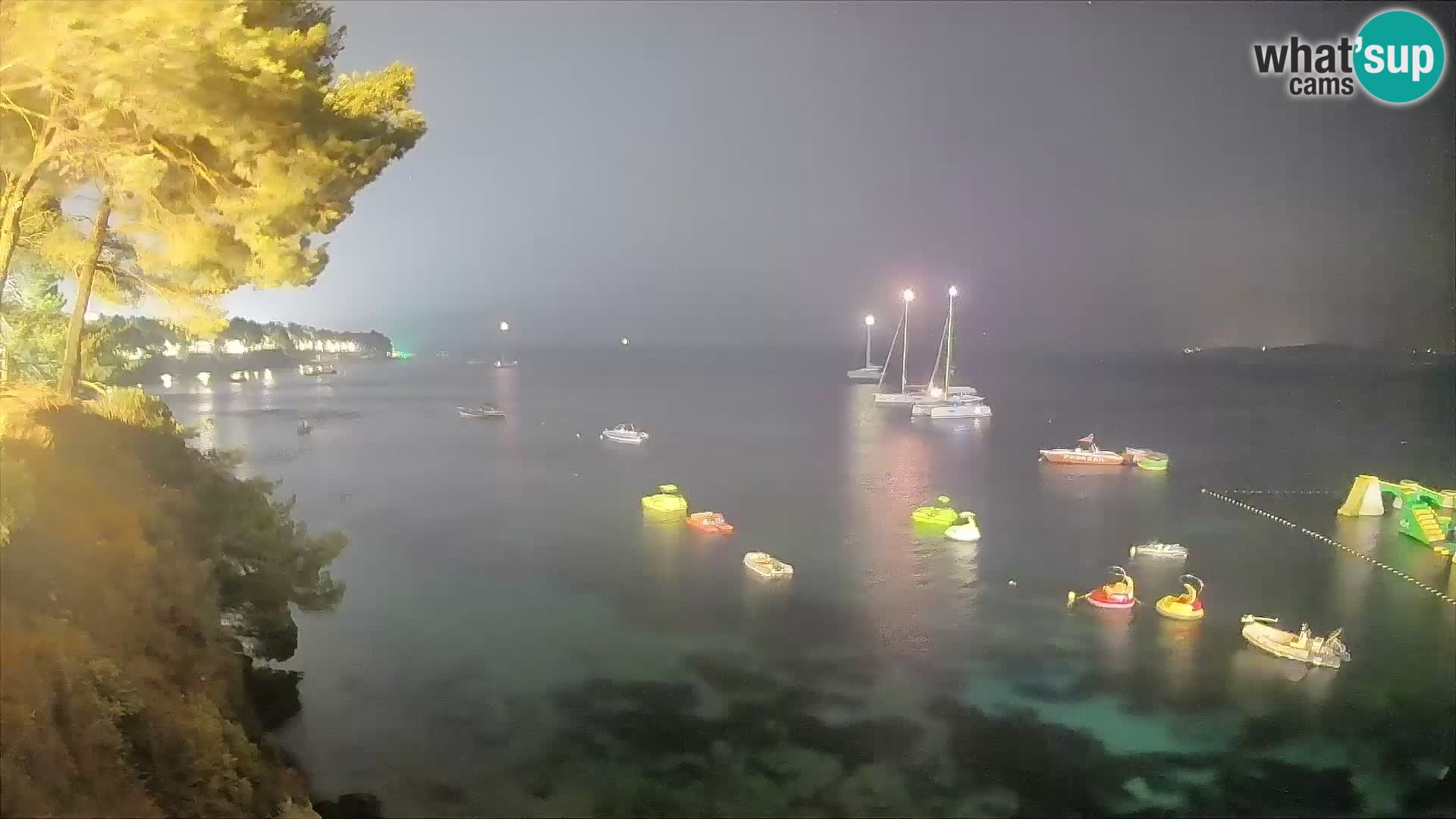 Spletna kamera Plaža Potočine Bol – Pogled v živo na plažo Borak, otok Brač
