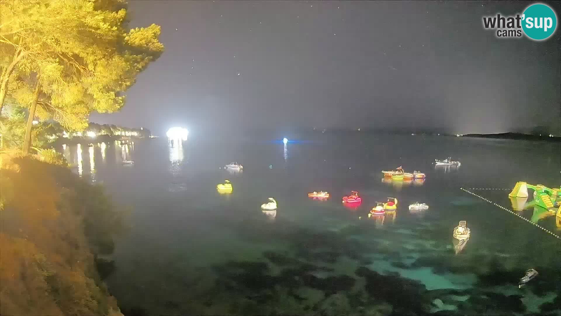 Spletna kamera Plaža Potočine Bol – Pogled v živo na plažo Borak, otok Brač