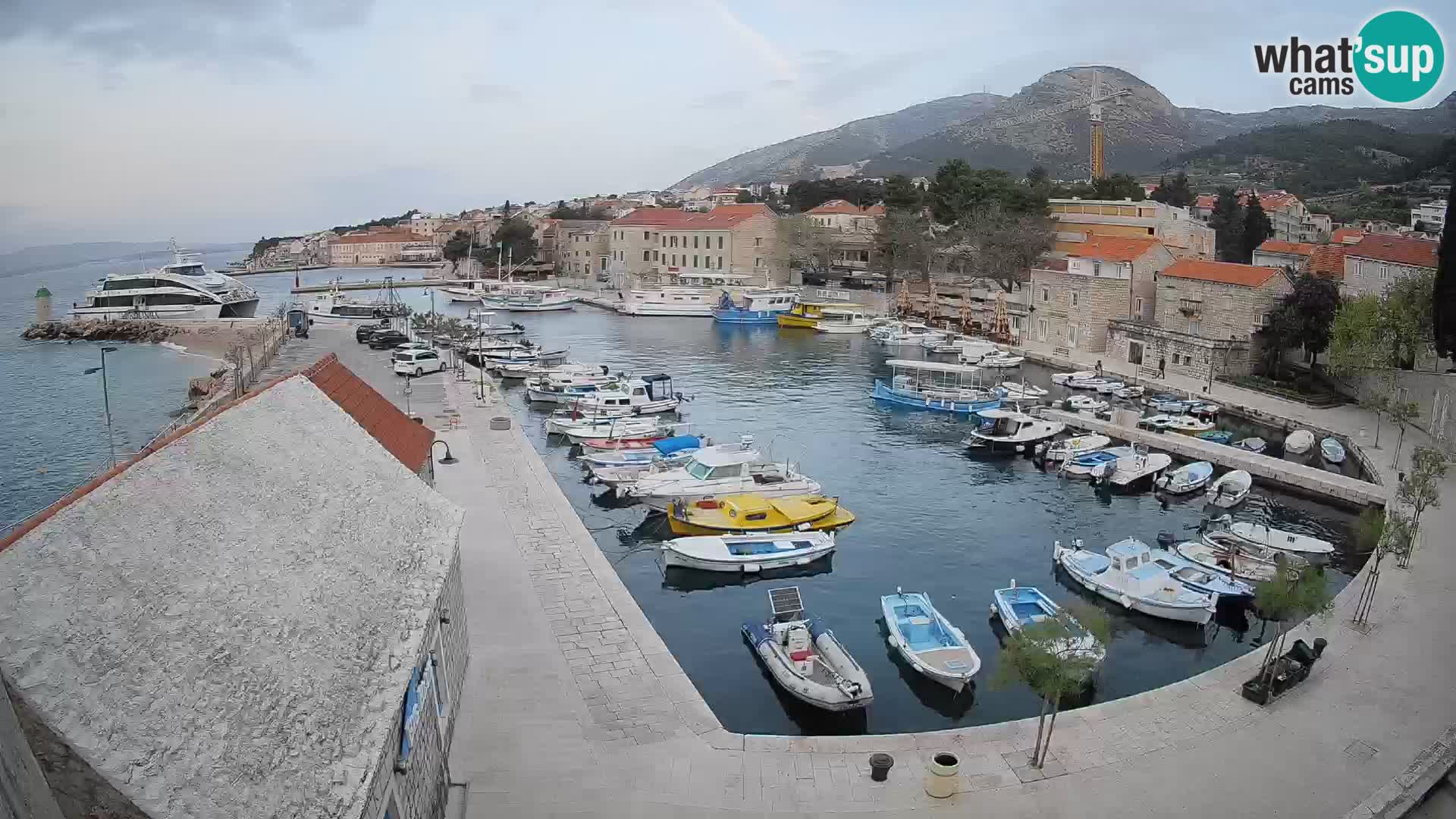 Webcam porto di Bol – Vista live sulla Riva e Marina