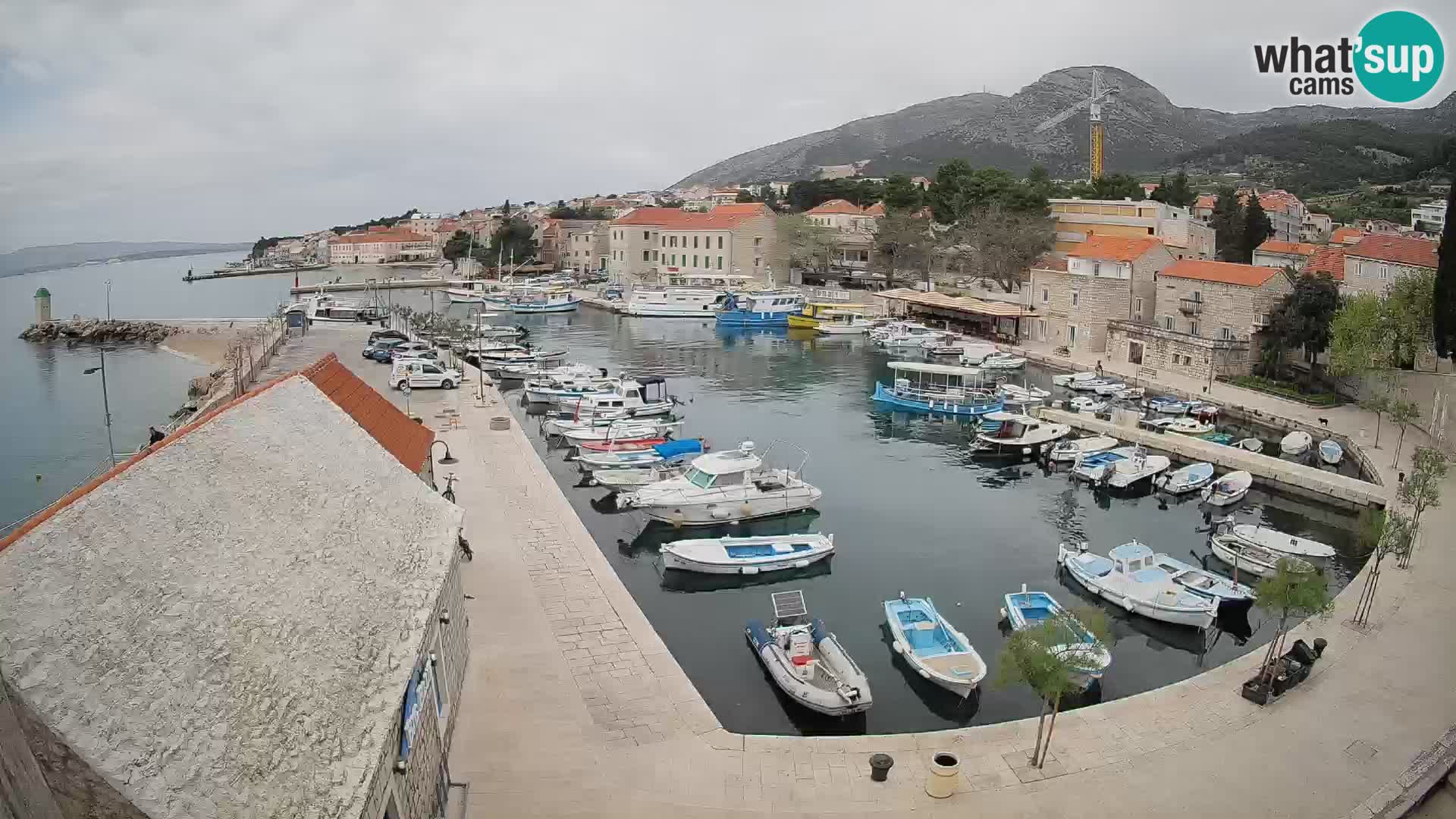 Spletna kamera Bol pristanišče – Pogled v živo na Rivo in marino