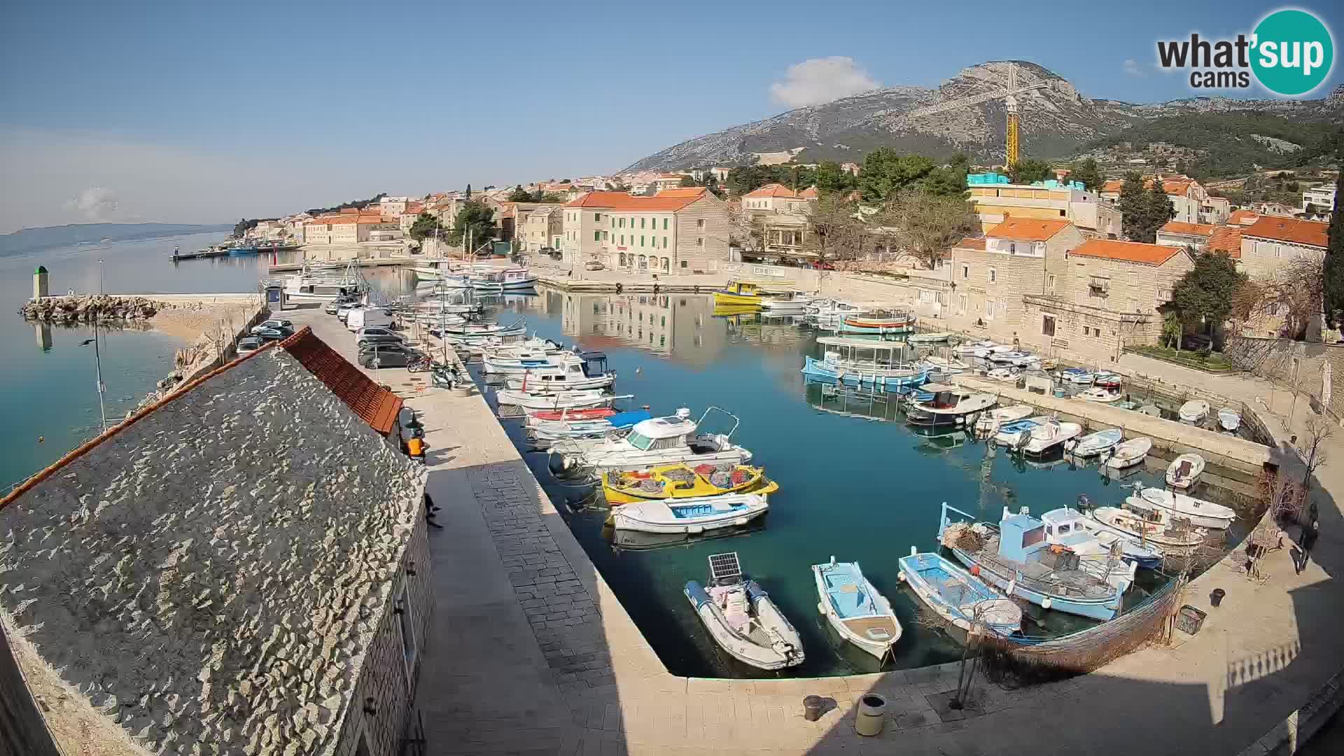 Web kamera Bol Riva – Pogled uživo na luku i marinu