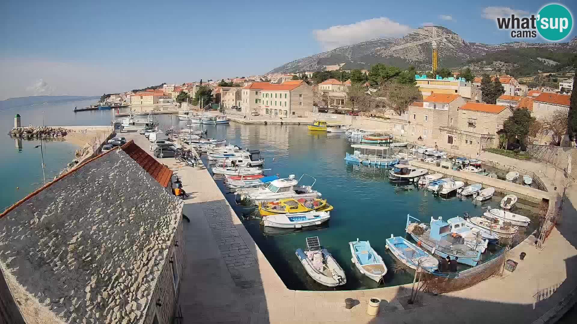 Spletna kamera Bol pristanišče – Pogled v živo na Rivo in marino