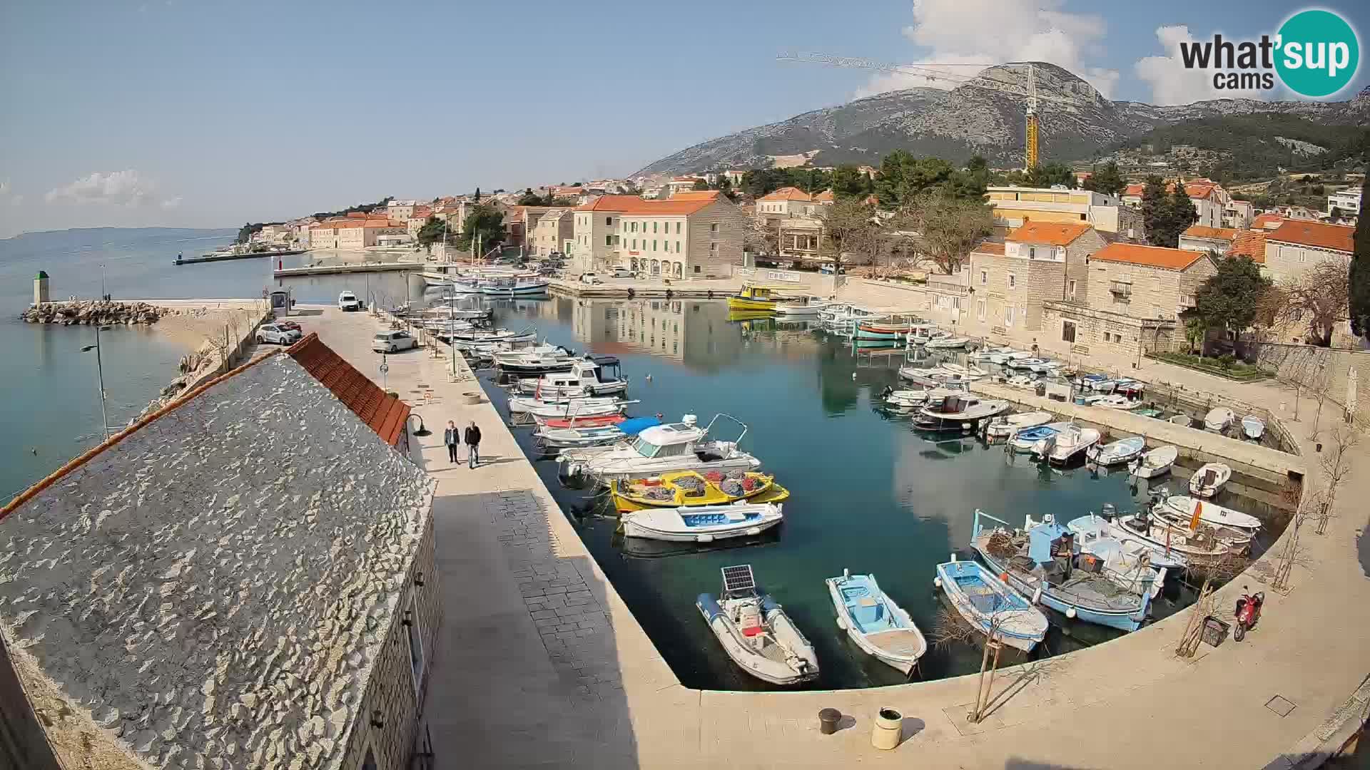 Spletna kamera Bol pristanišče – Pogled v živo na Rivo in marino