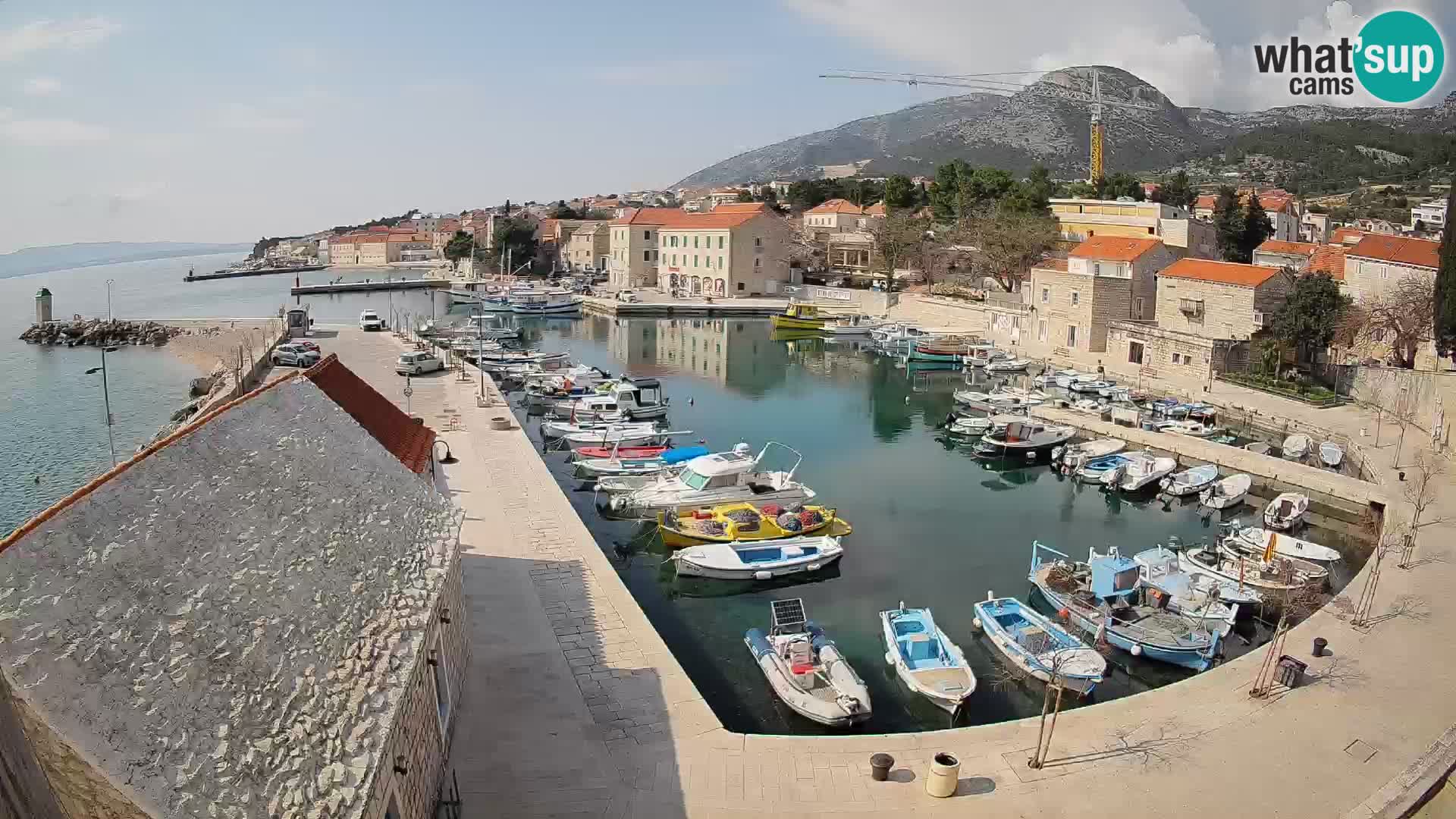 Spletna kamera Bol pristanišče – Pogled v živo na Rivo in marino
