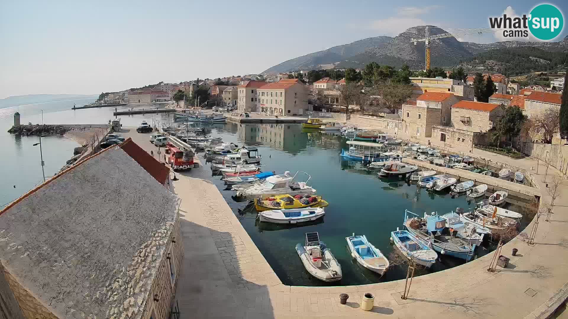 Spletna kamera Bol pristanišče – Pogled v živo na Rivo in marino