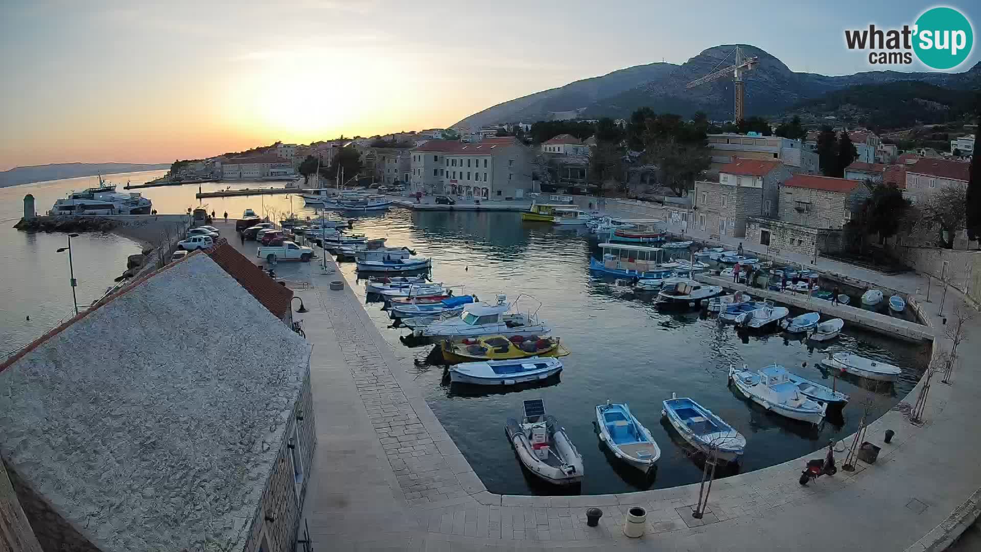 Webcam porto di Bol – Vista live sulla Riva e Marina