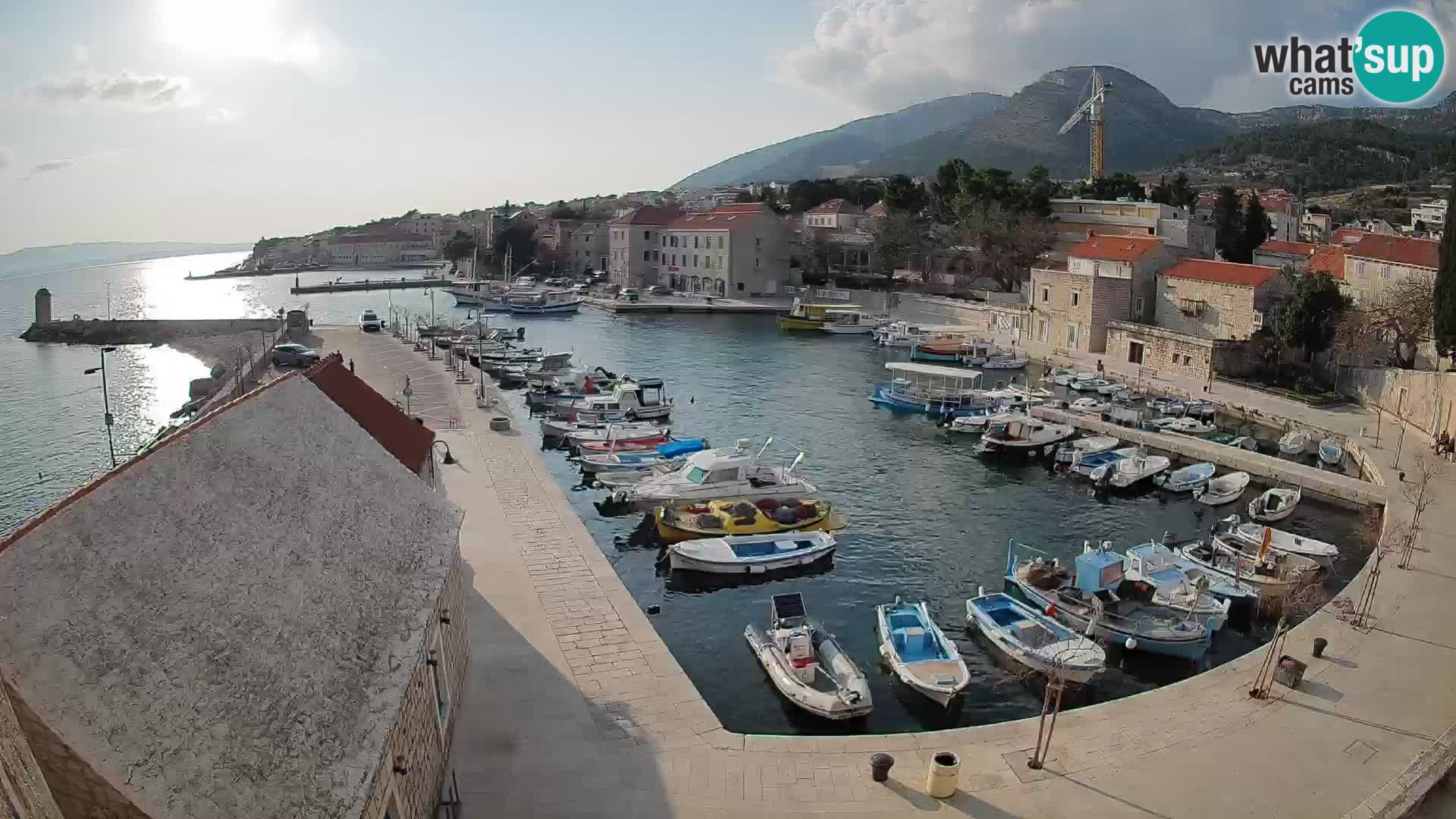 Webcam porto di Bol – Vista live sulla Riva e Marina
