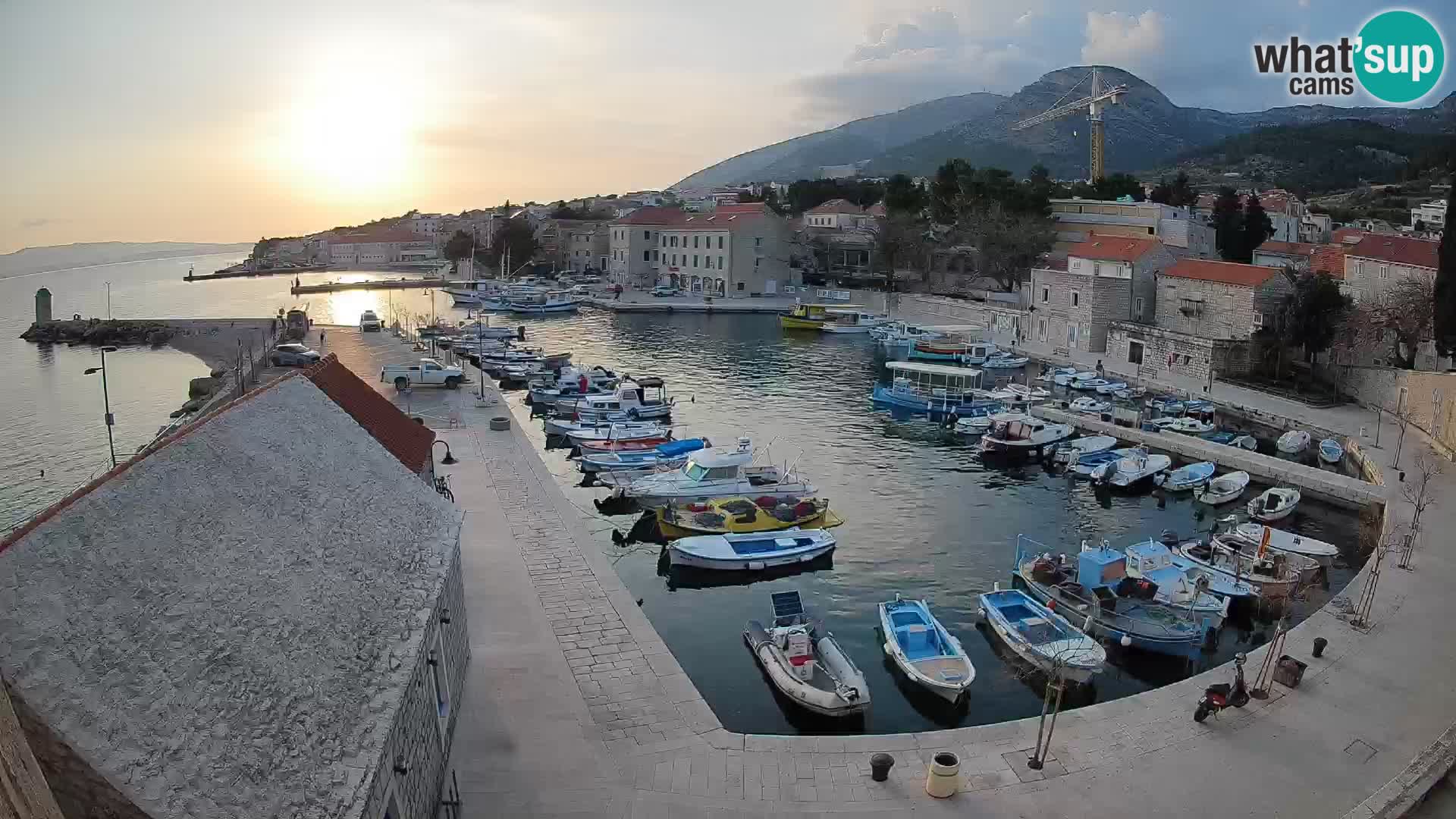 Spletna kamera Bol pristanišče – Pogled v živo na Rivo in marino