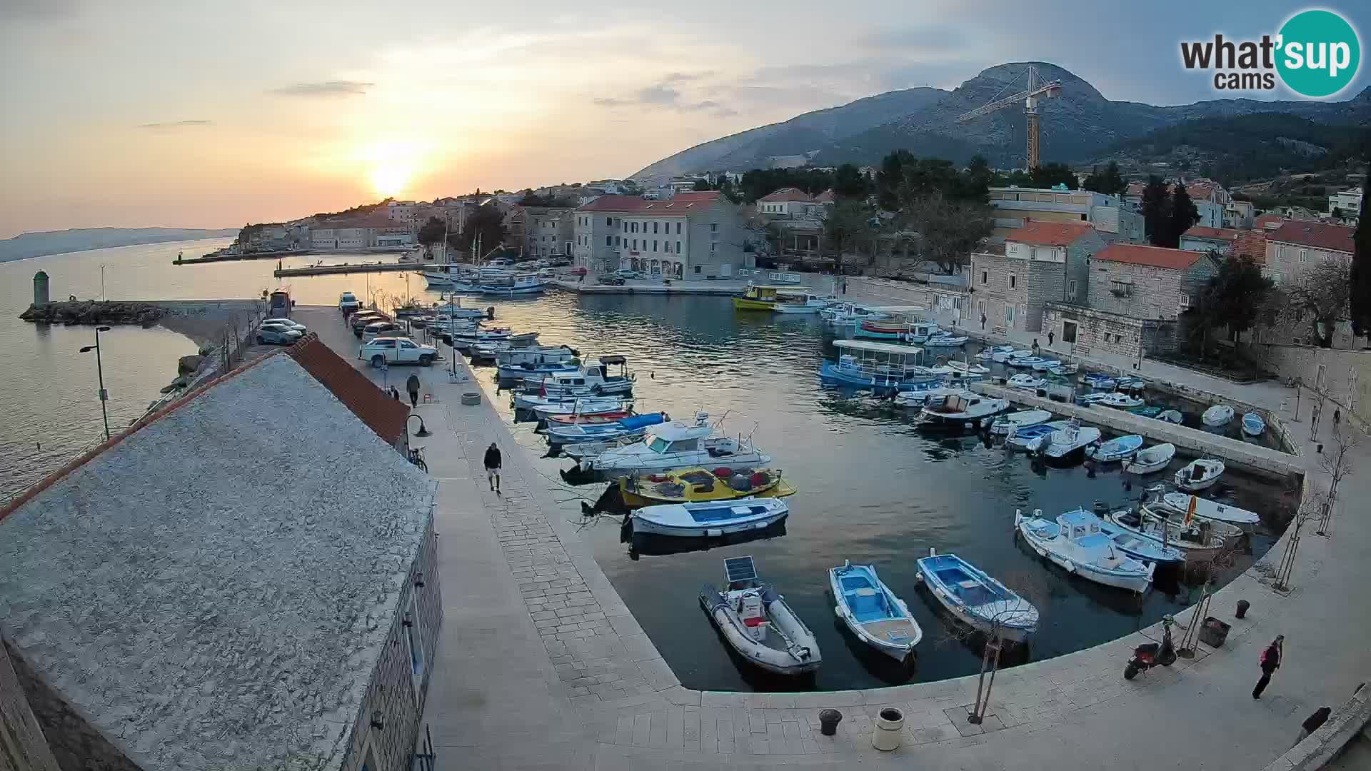 Web kamera Bol Riva – Pogled uživo na luku i marinu