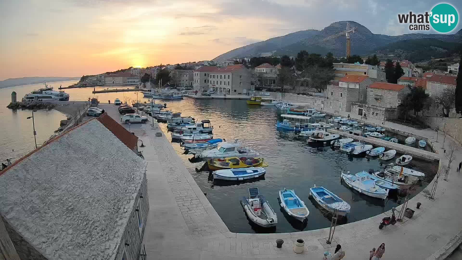 Spletna kamera Bol pristanišče – Pogled v živo na Rivo in marino