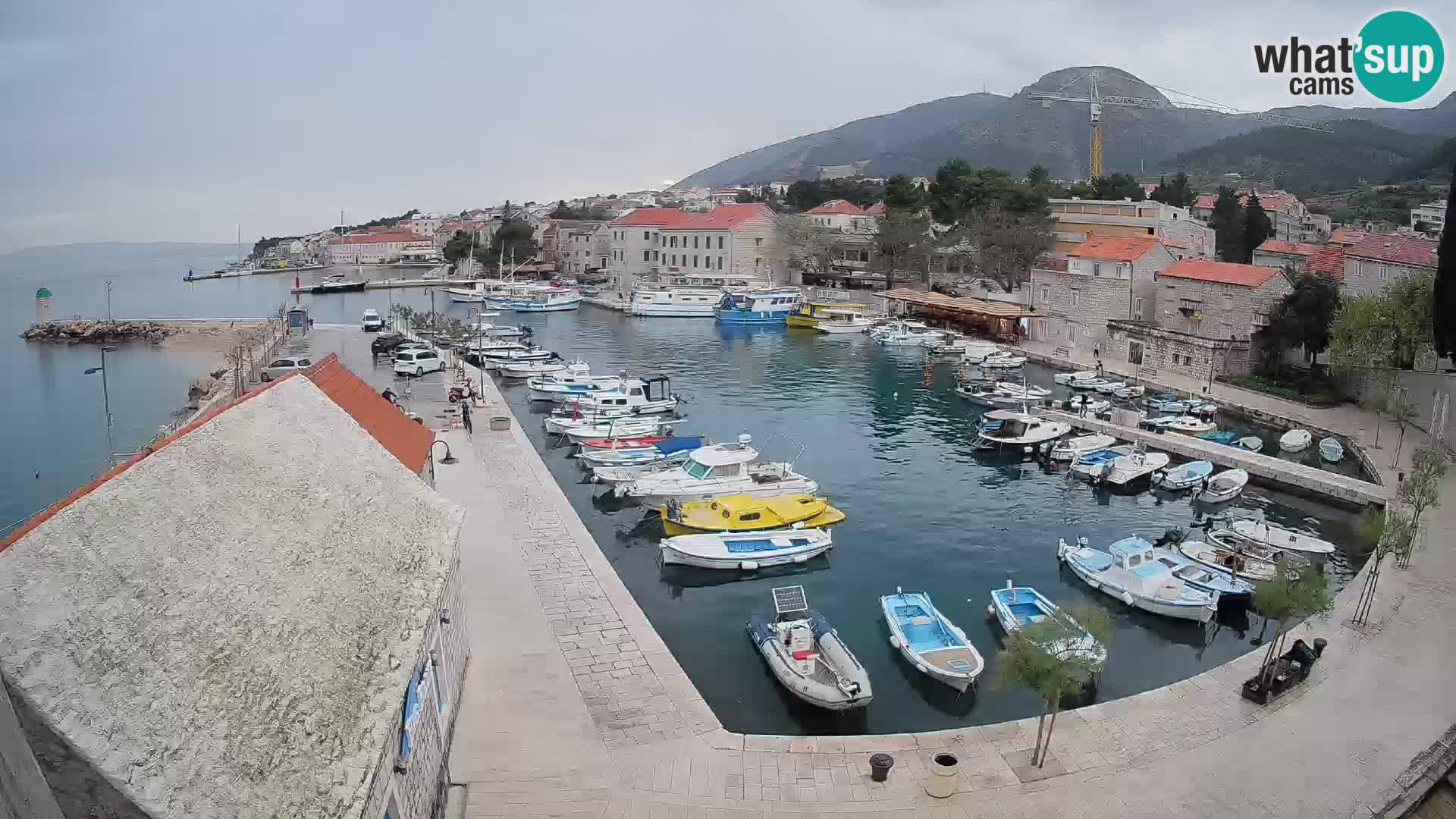 Spletna kamera Bol pristanišče – Pogled v živo na Rivo in marino