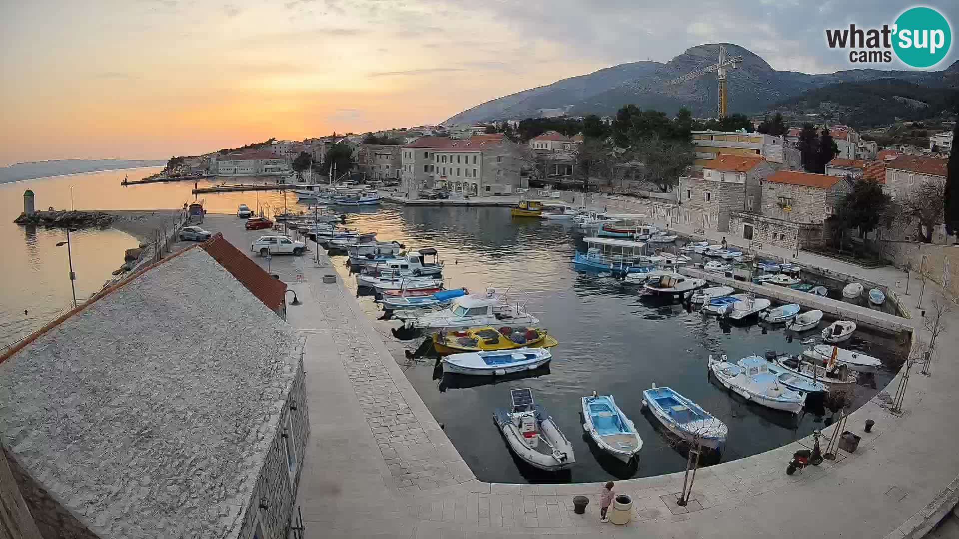 Webcam porto di Bol – Vista live sulla Riva e Marina