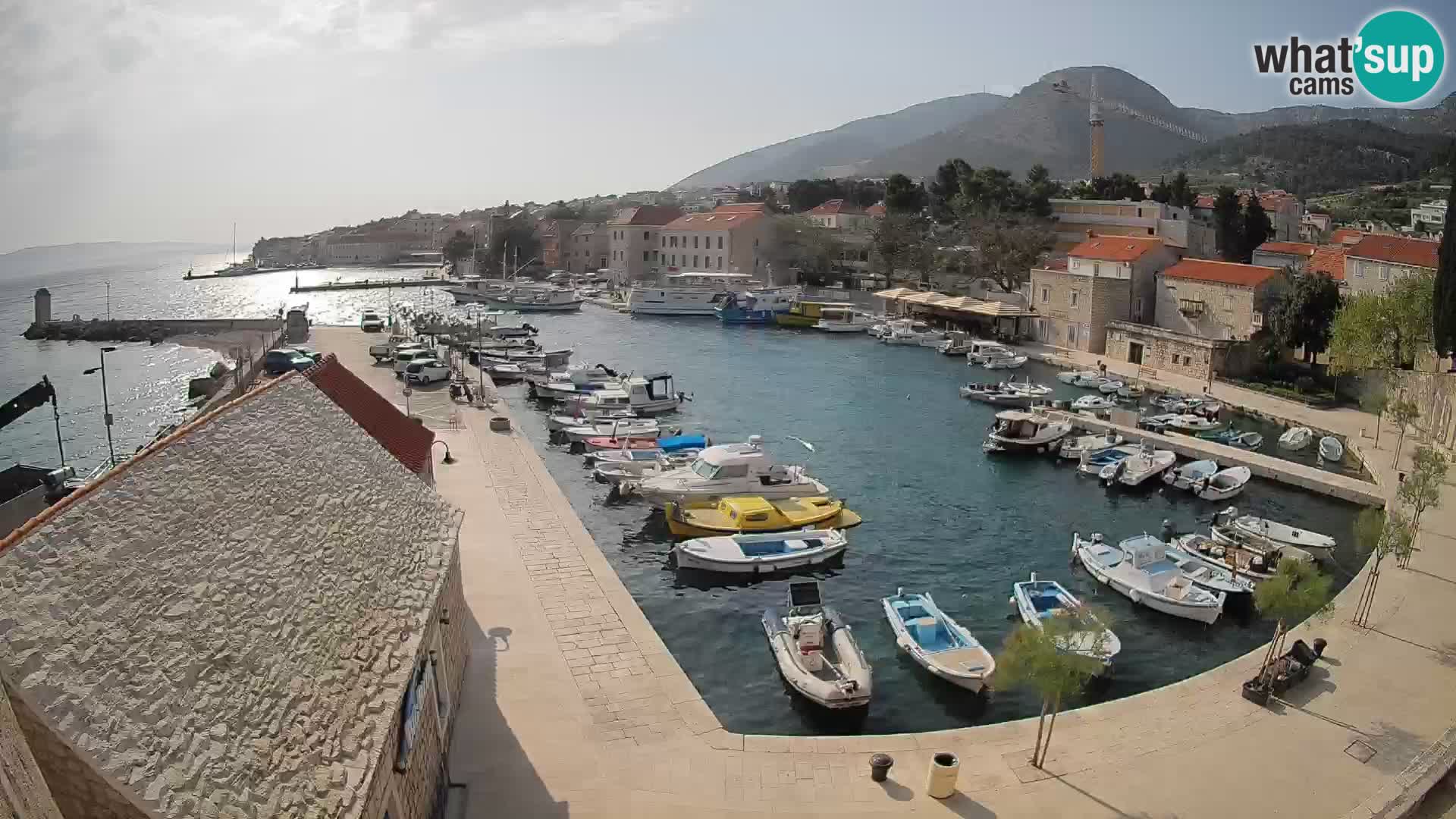 Spletna kamera Bol pristanišče – Pogled v živo na Rivo in marino