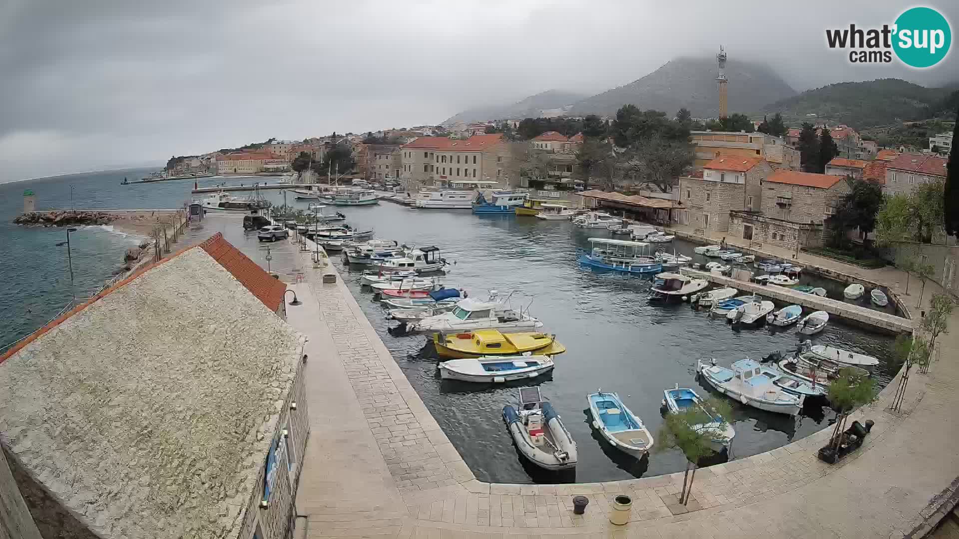 Web kamera Bol Riva – Pogled uživo na luku i marinu