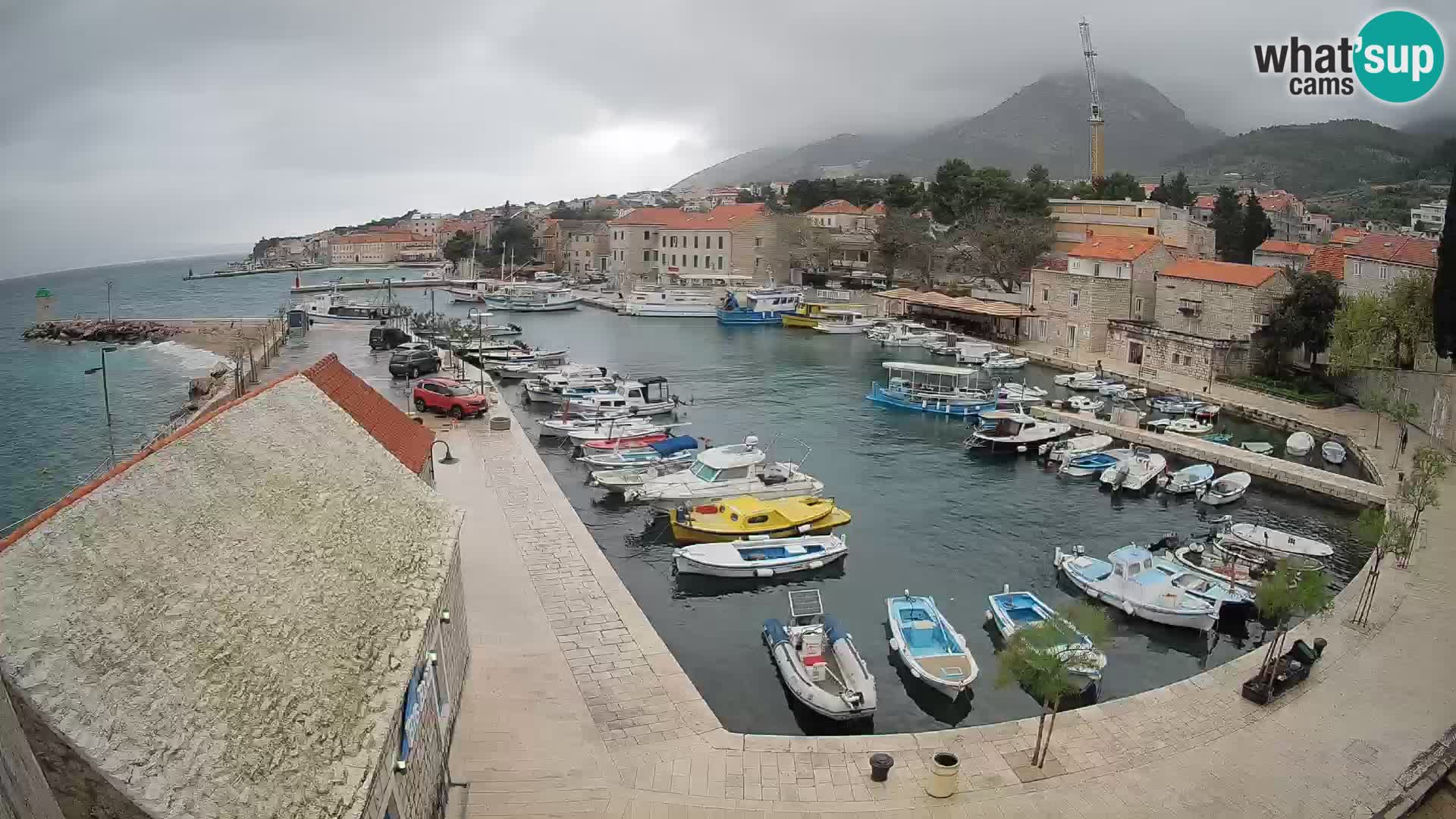 Spletna kamera Bol pristanišče – Pogled v živo na Rivo in marino