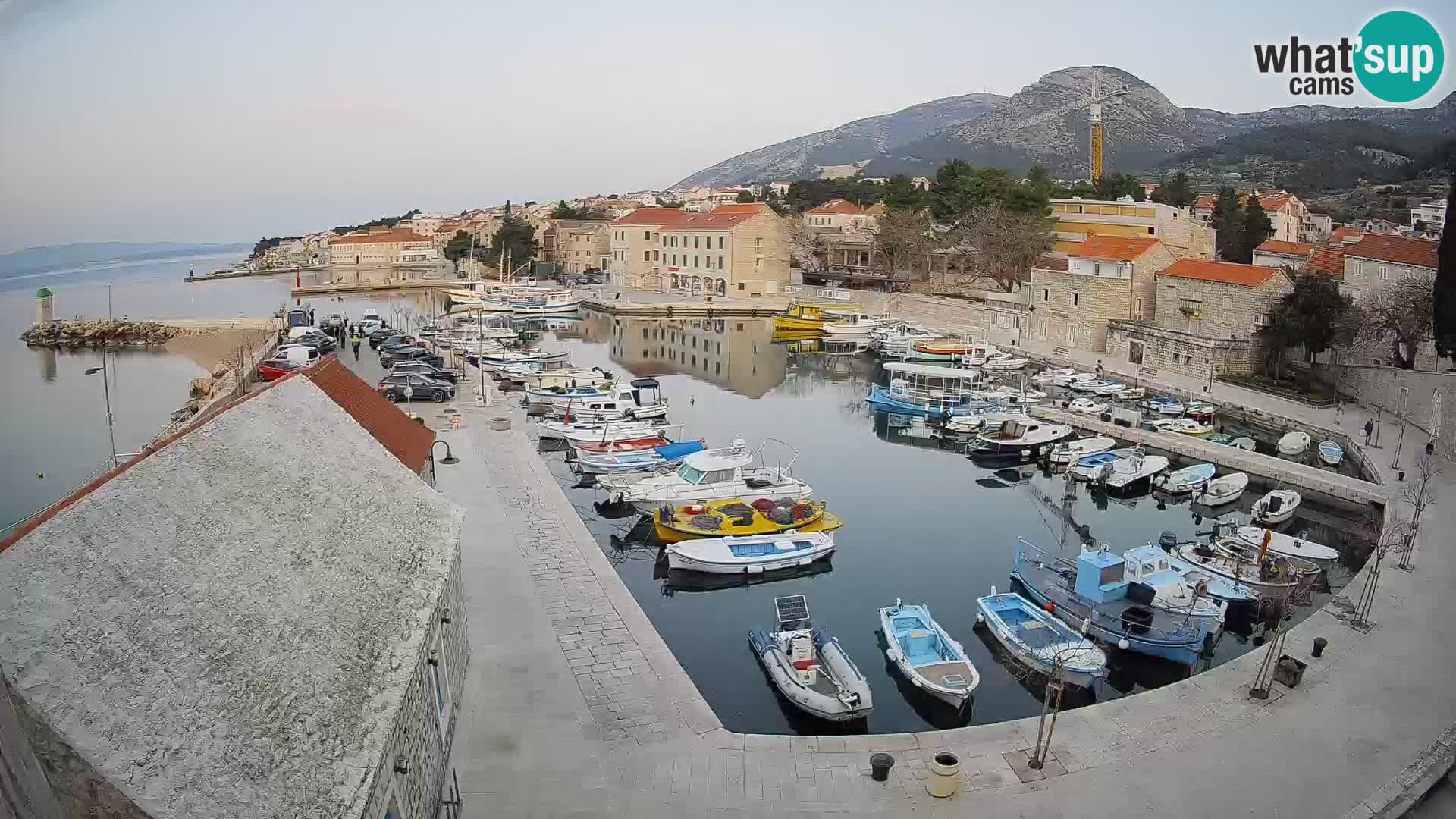 Spletna kamera Bol pristanišče – Pogled v živo na Rivo in marino