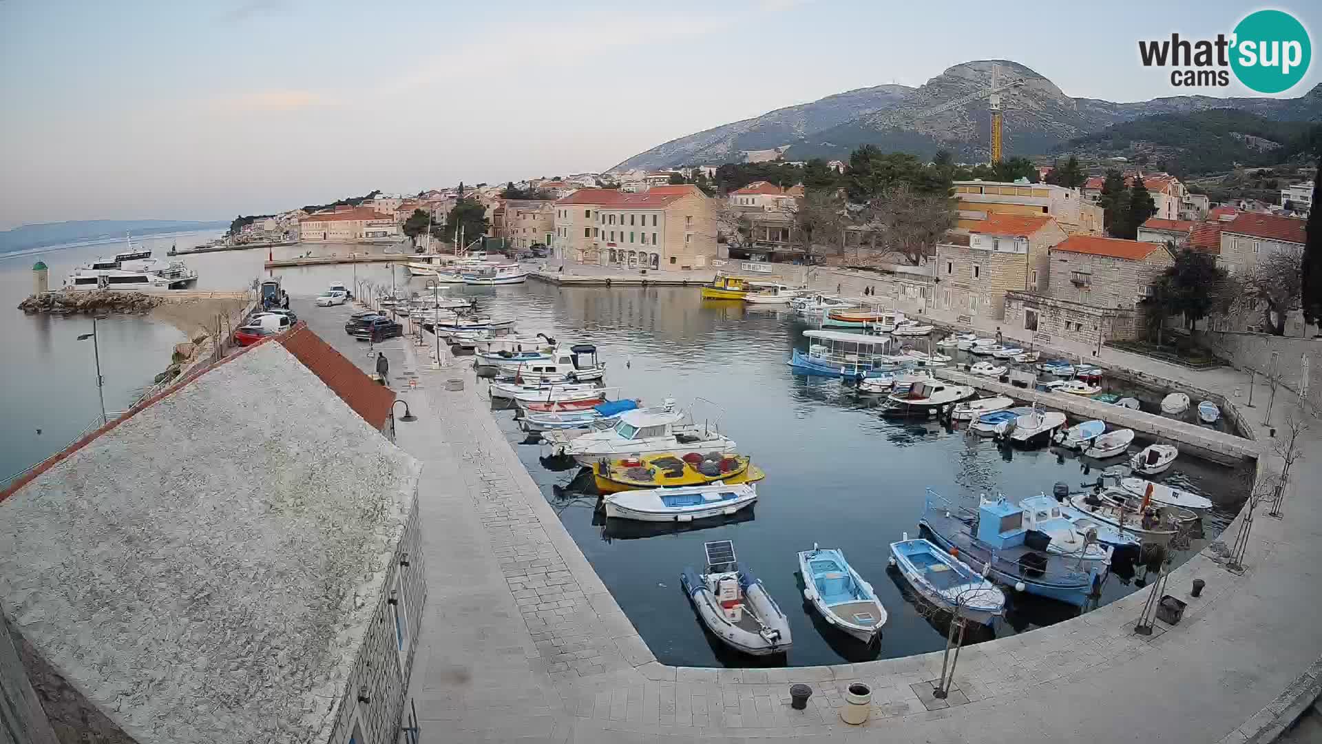 Webcam porto di Bol – Vista live sulla Riva e Marina