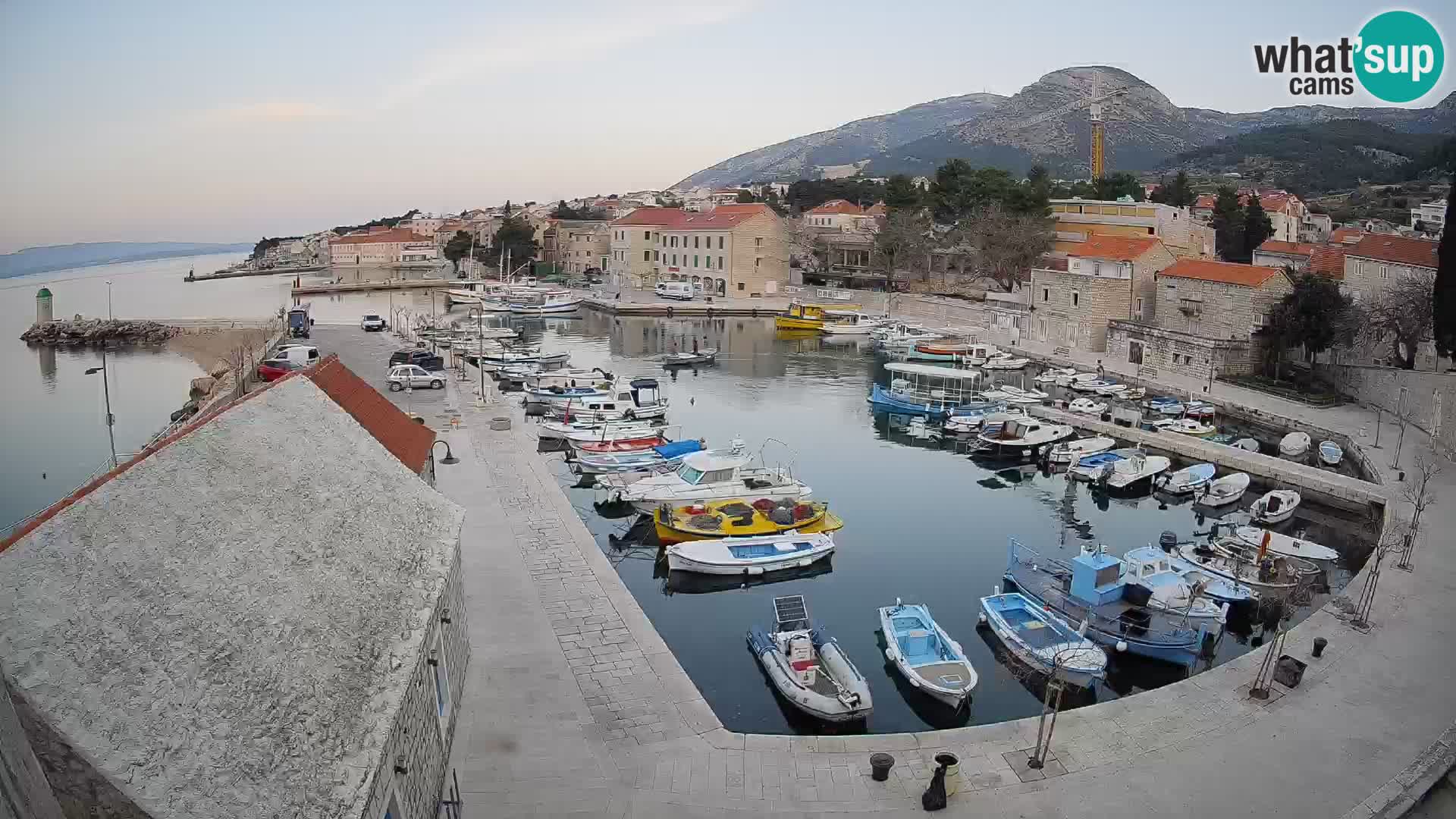 Spletna kamera Bol pristanišče – Pogled v živo na Rivo in marino