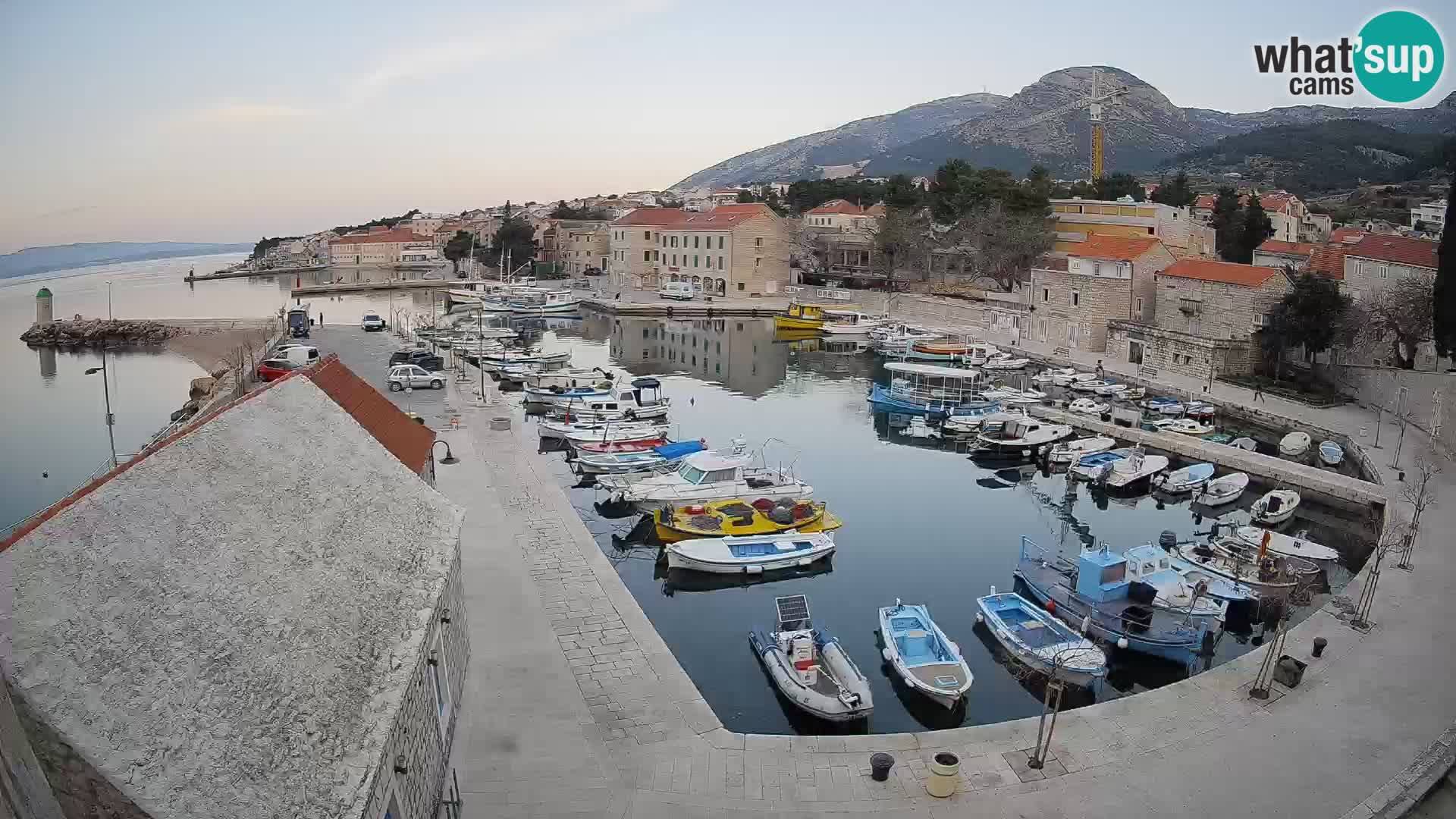 Spletna kamera Bol pristanišče – Pogled v živo na Rivo in marino