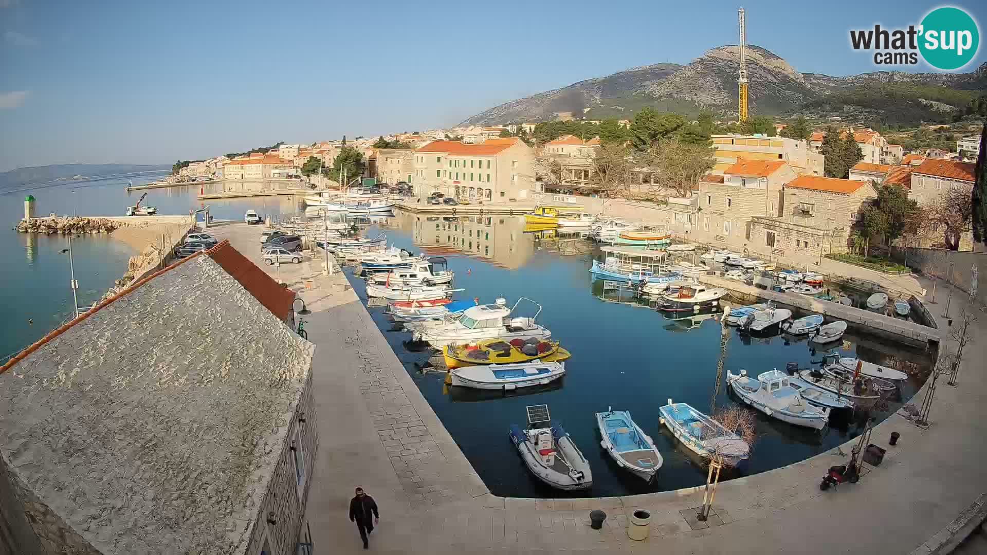 Web kamera Bol Riva – Pogled uživo na luku i marinu
